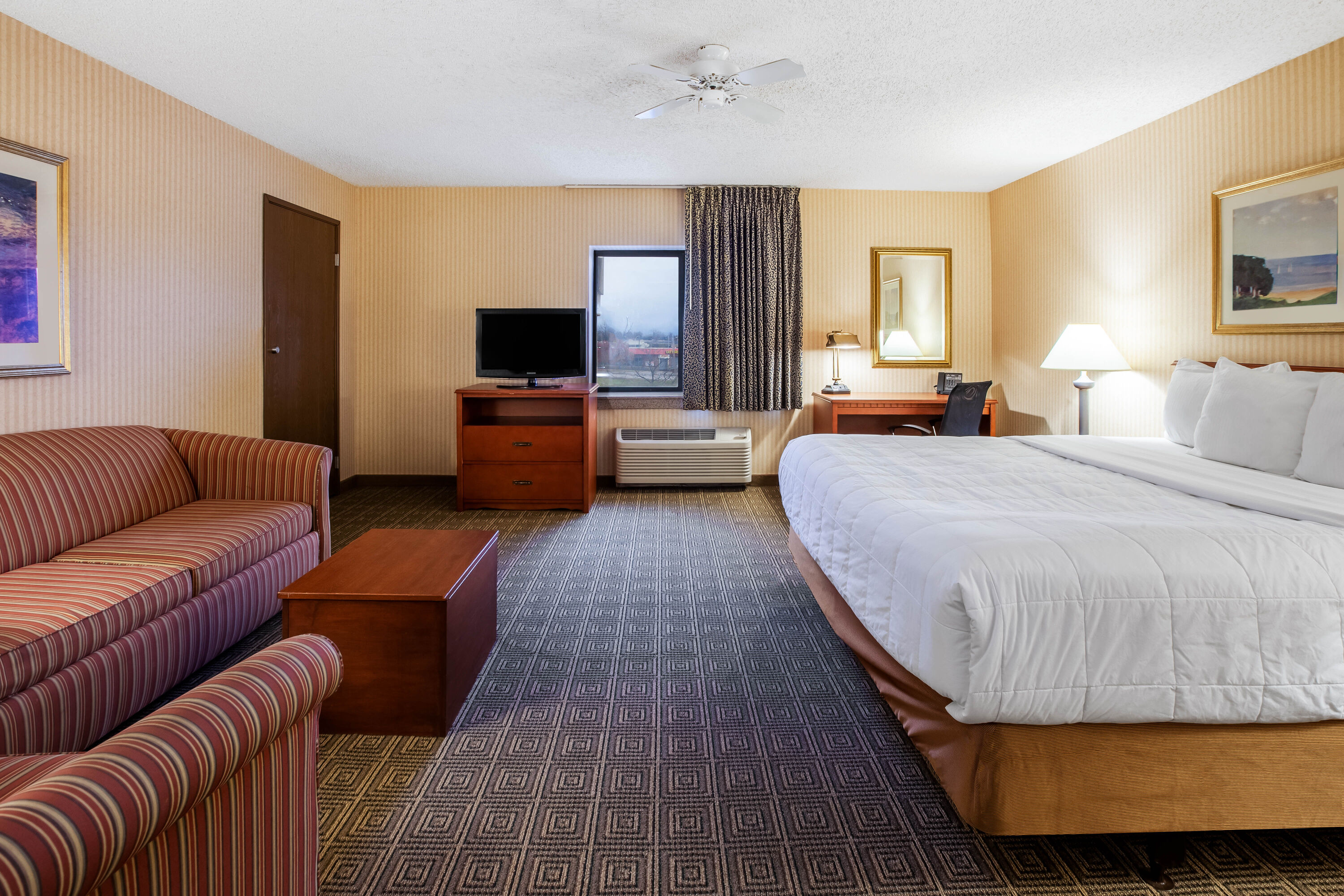 La Quinta Inn by Wyndham Detroit Southgate suite in Southgate, Michigan