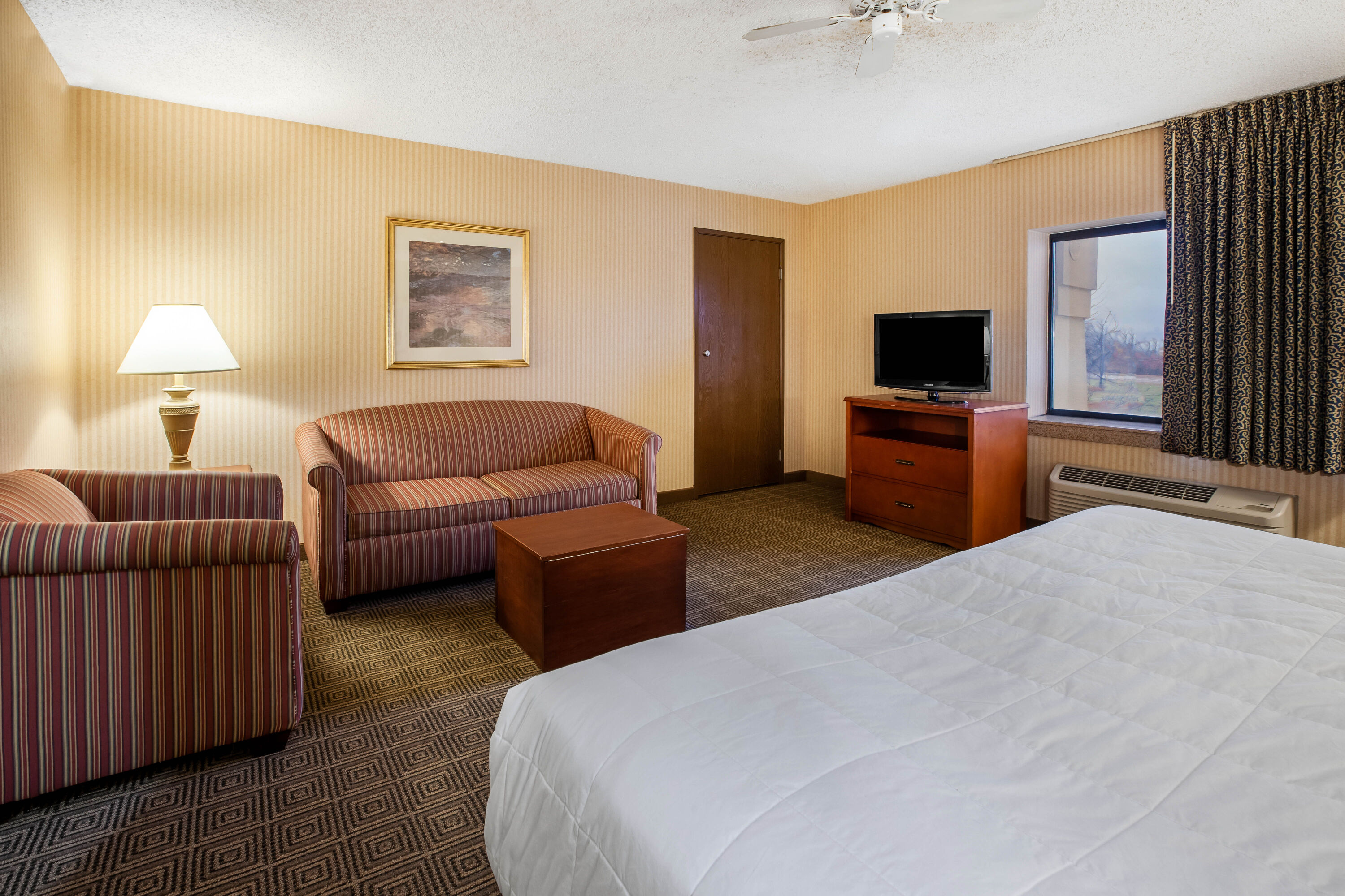 La Quinta Inn by Wyndham Detroit Southgate suite in Southgate, Michigan
