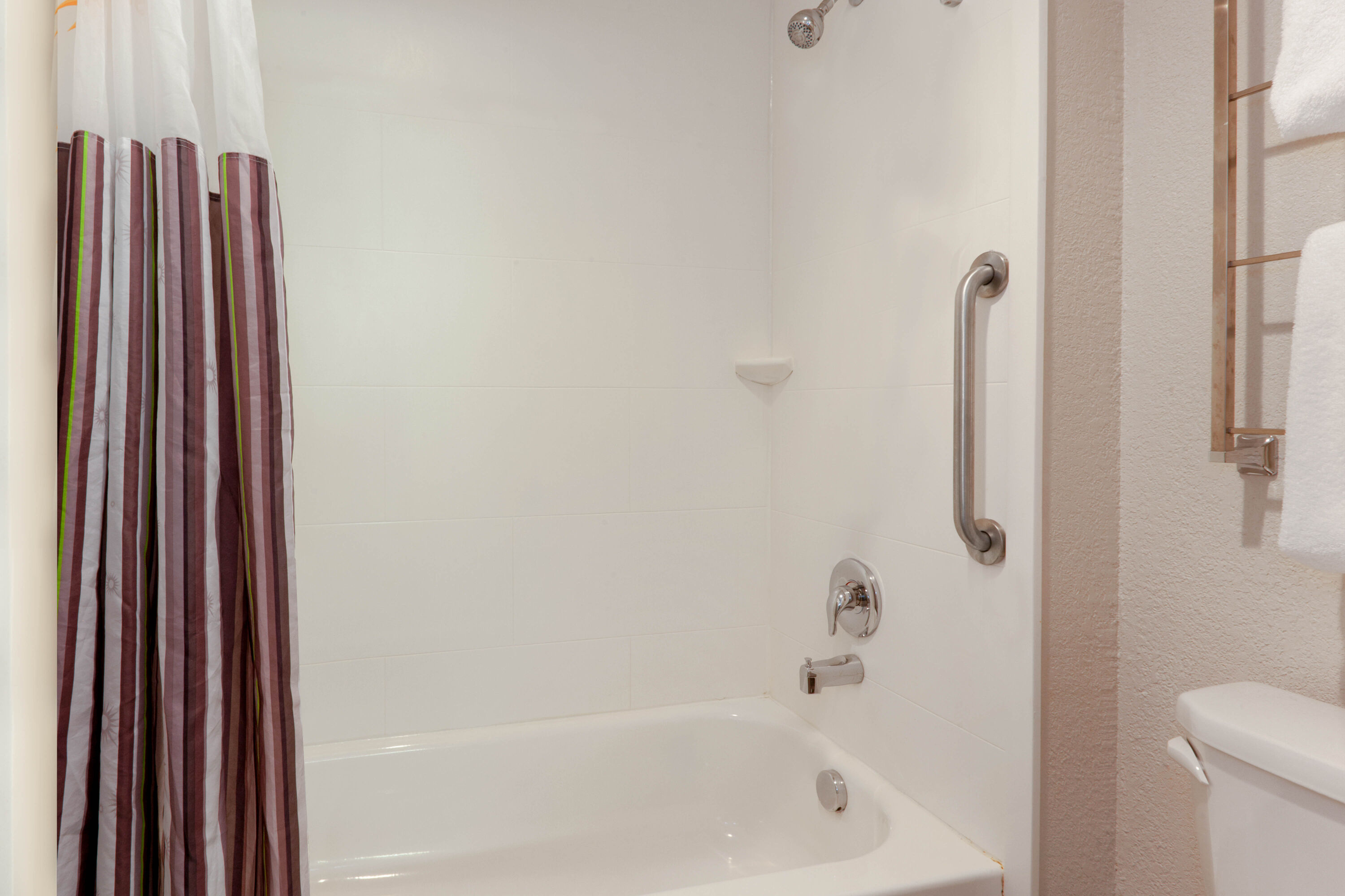 Guest room bath at the La Quinta Inn & Suites by Wyndham Detroit Utica in Utica, Michigan