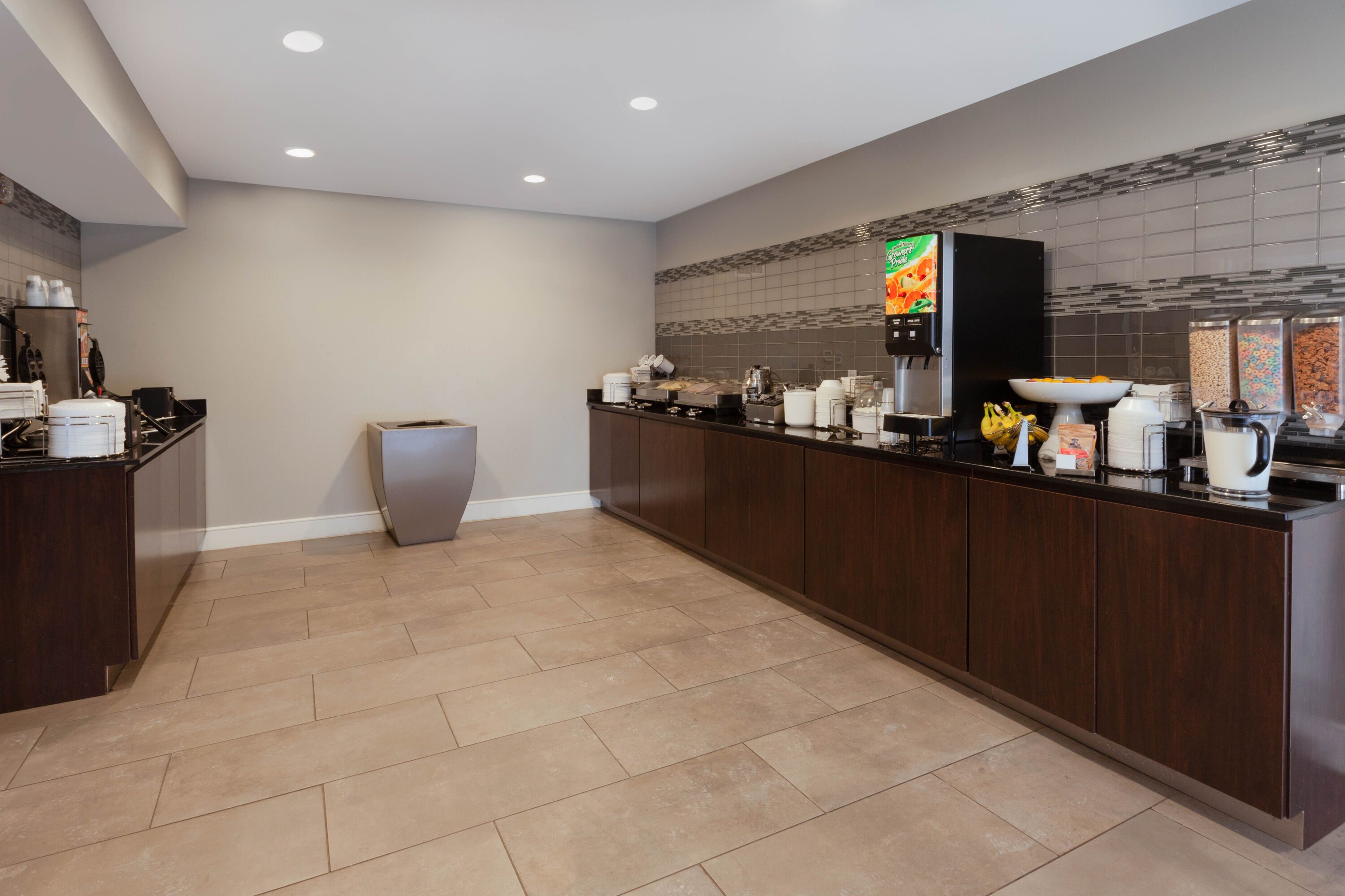 La Quinta Inn & Suites by Wyndham Detroit Utica Utica, MI Hotels