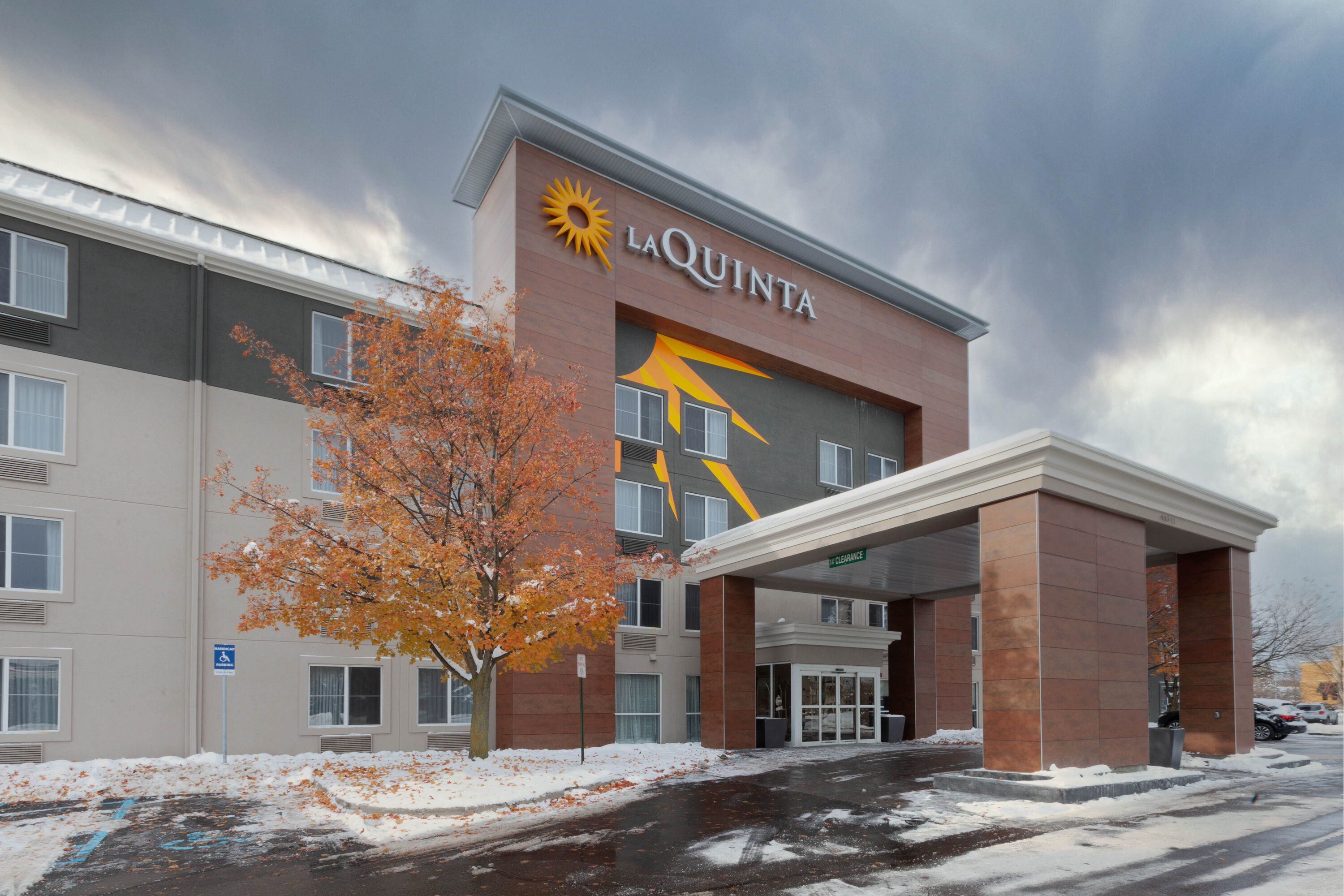 Exterior Day Image of La Quinta Inn & Suites by Wyndham Detroit Utica hotel in Utica, Michigan