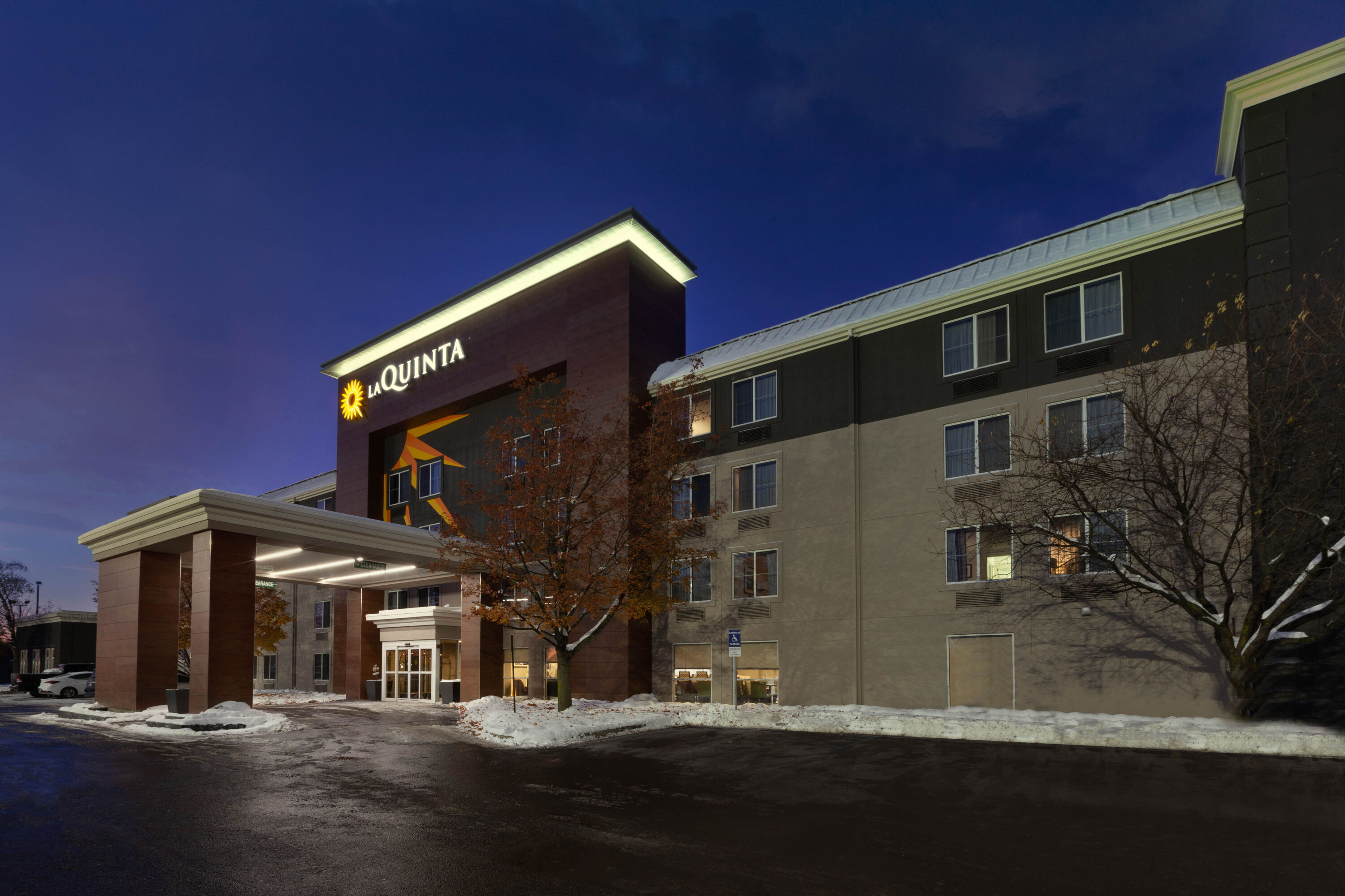 Exterior Night Image of La Quinta Inn & Suites by Wyndham Detroit Utica hotel in Utica, Michigan