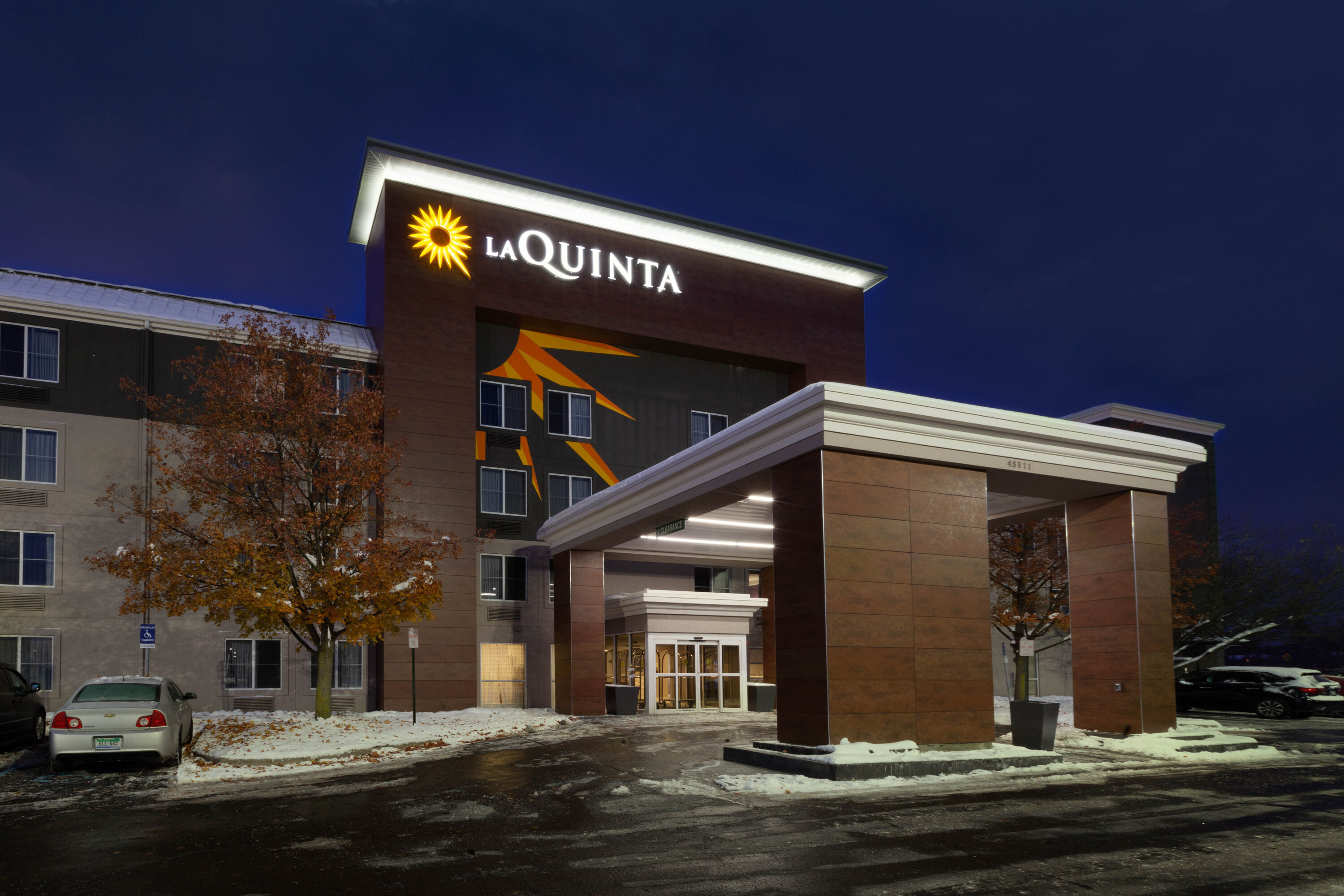Exterior Night Image of La Quinta Inn & Suites by Wyndham Detroit Utica hotel in Utica, Michigan