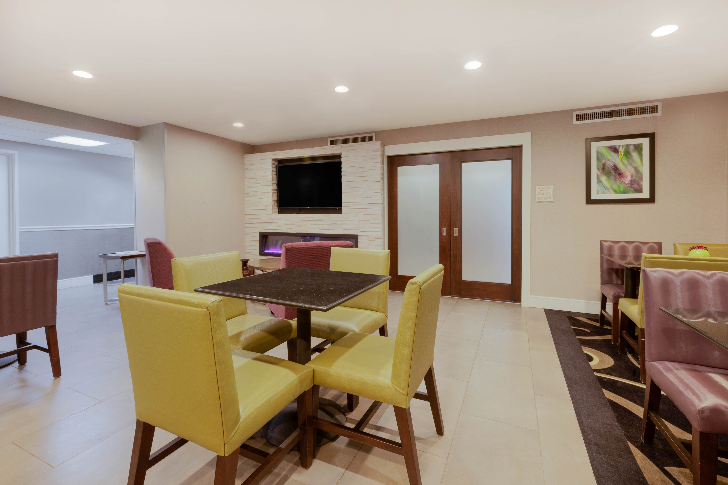 La Quinta Inn & Suites by Wyndham Detroit Utica Utica, MI Hotels