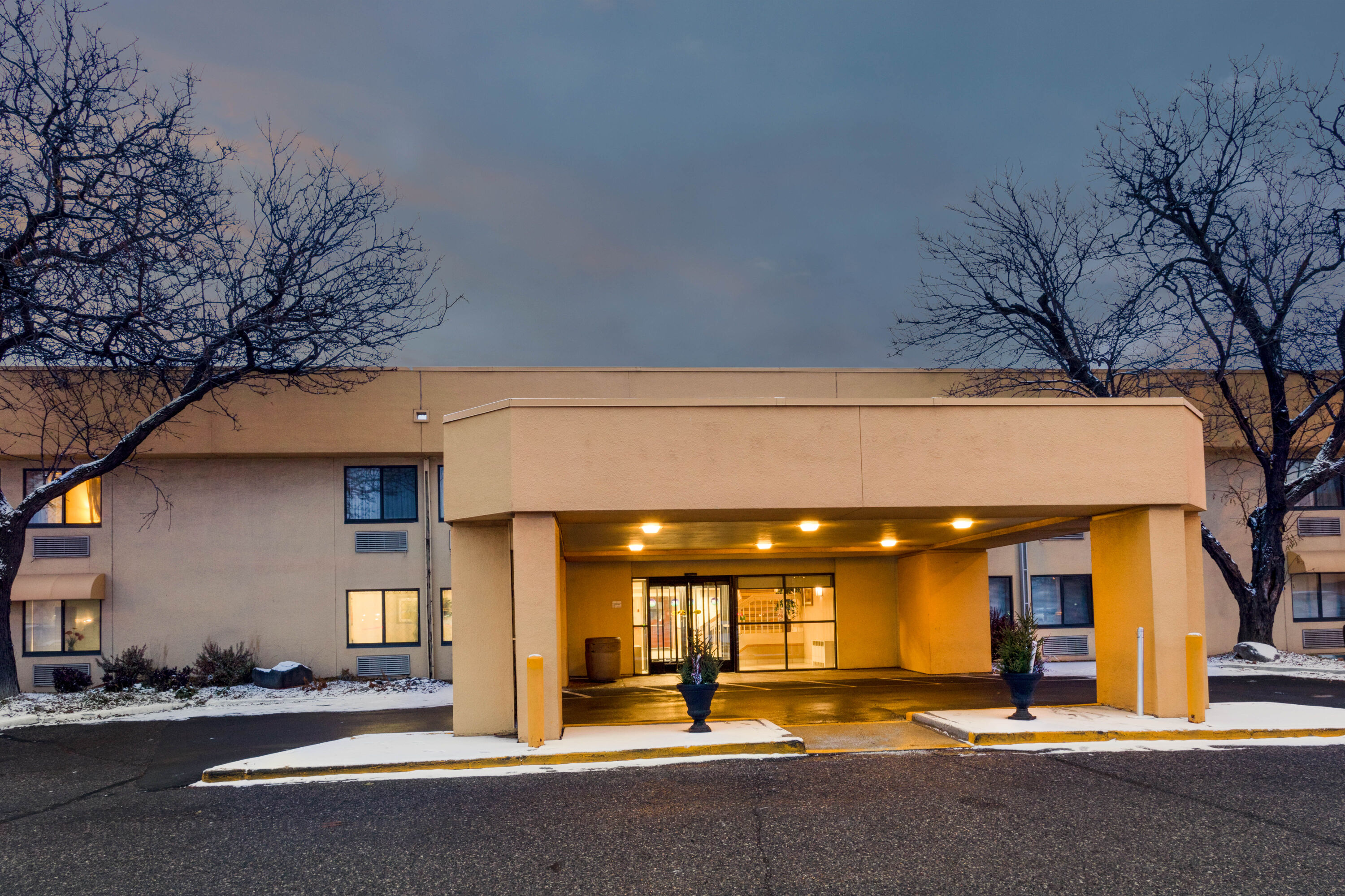 Exterior Dusk Image of La Quinta Inn by Wyndham Minneapolis Airport Bloomington hotel in Bloomington, Minnesota