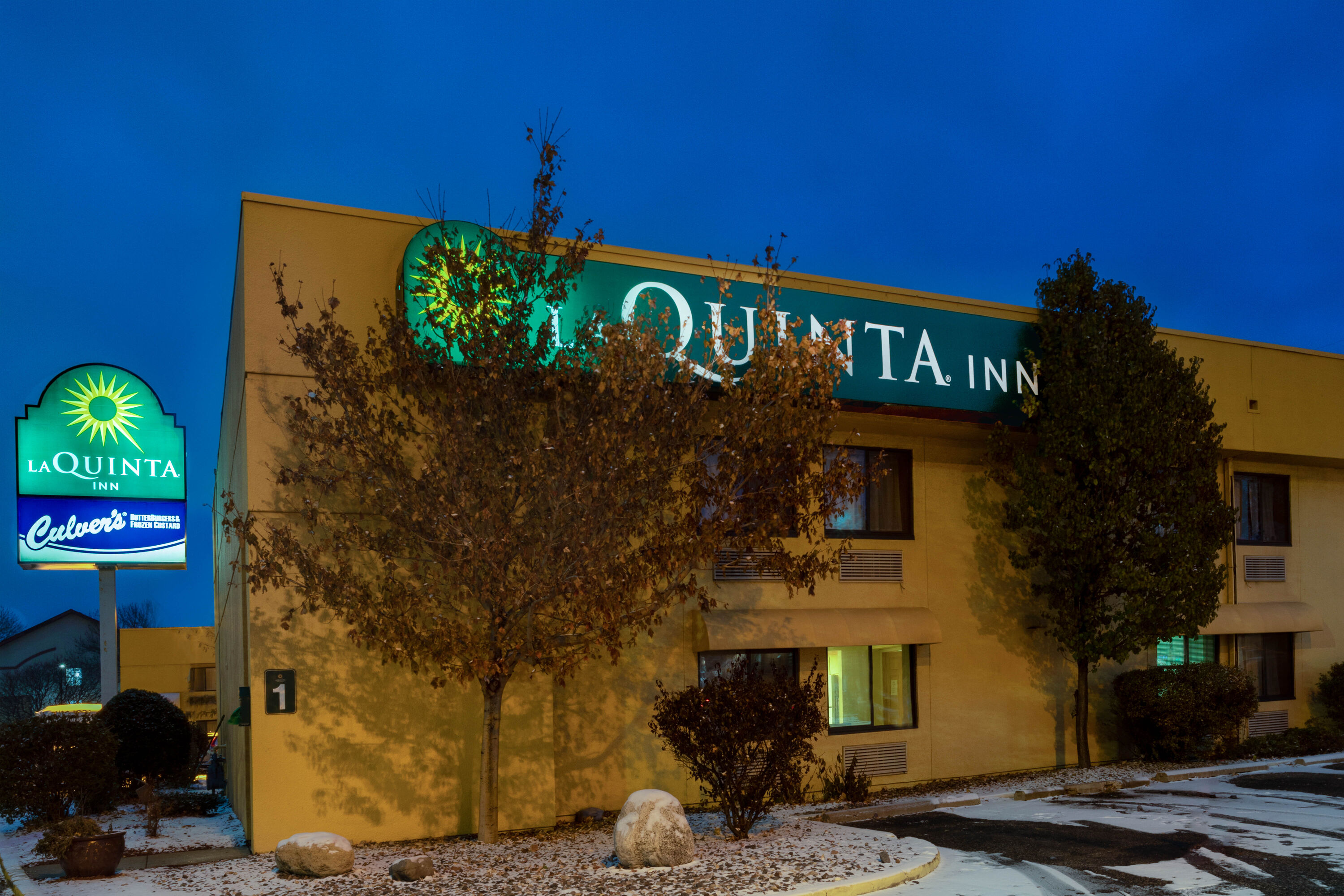 Exterior Dusk Image of La Quinta Inn by Wyndham Minneapolis Airport Bloomington hotel in Bloomington, Minnesota