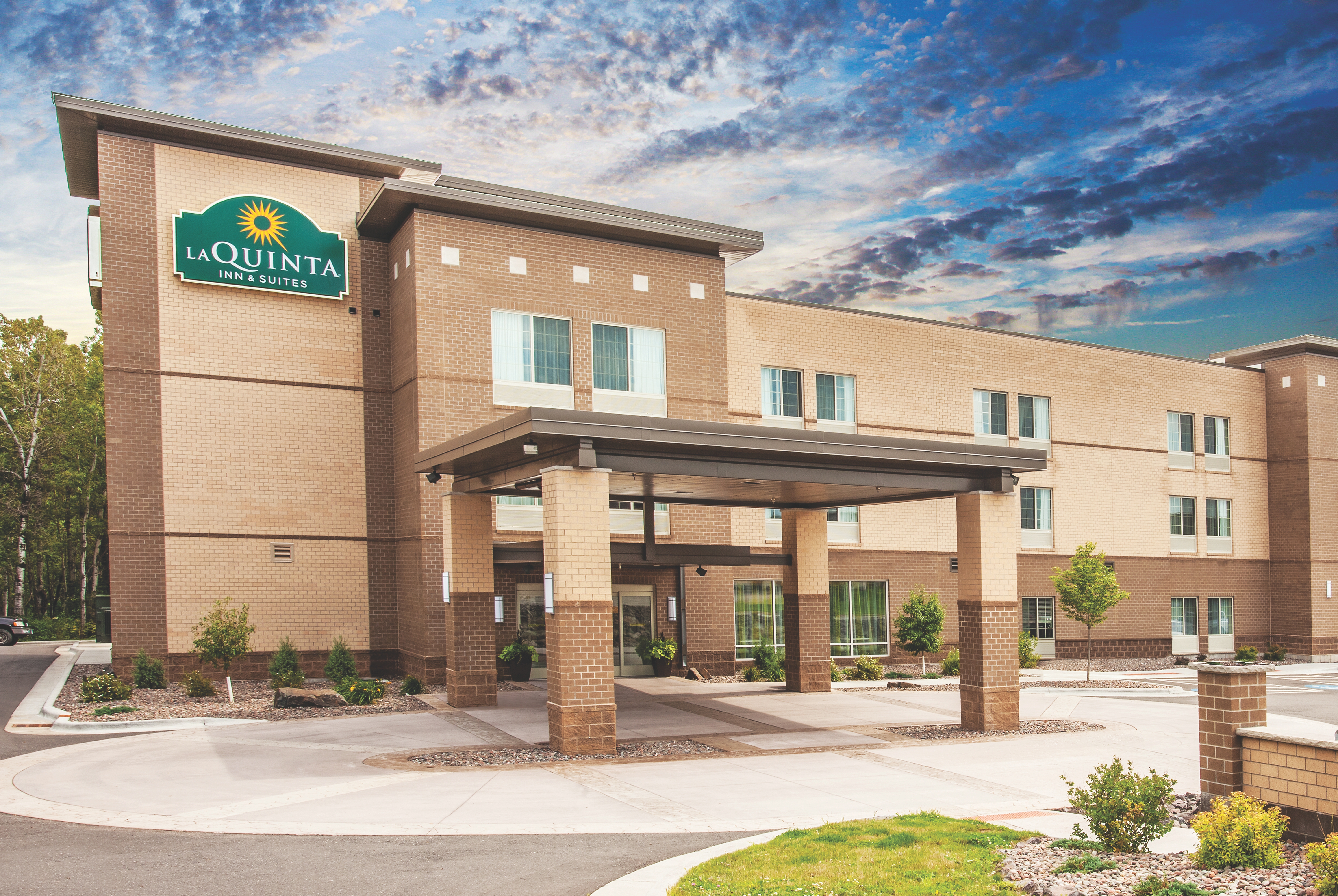 Exterior of La Quinta Inn & Suites by Wyndham Duluth hotel in Duluth, Minnesota