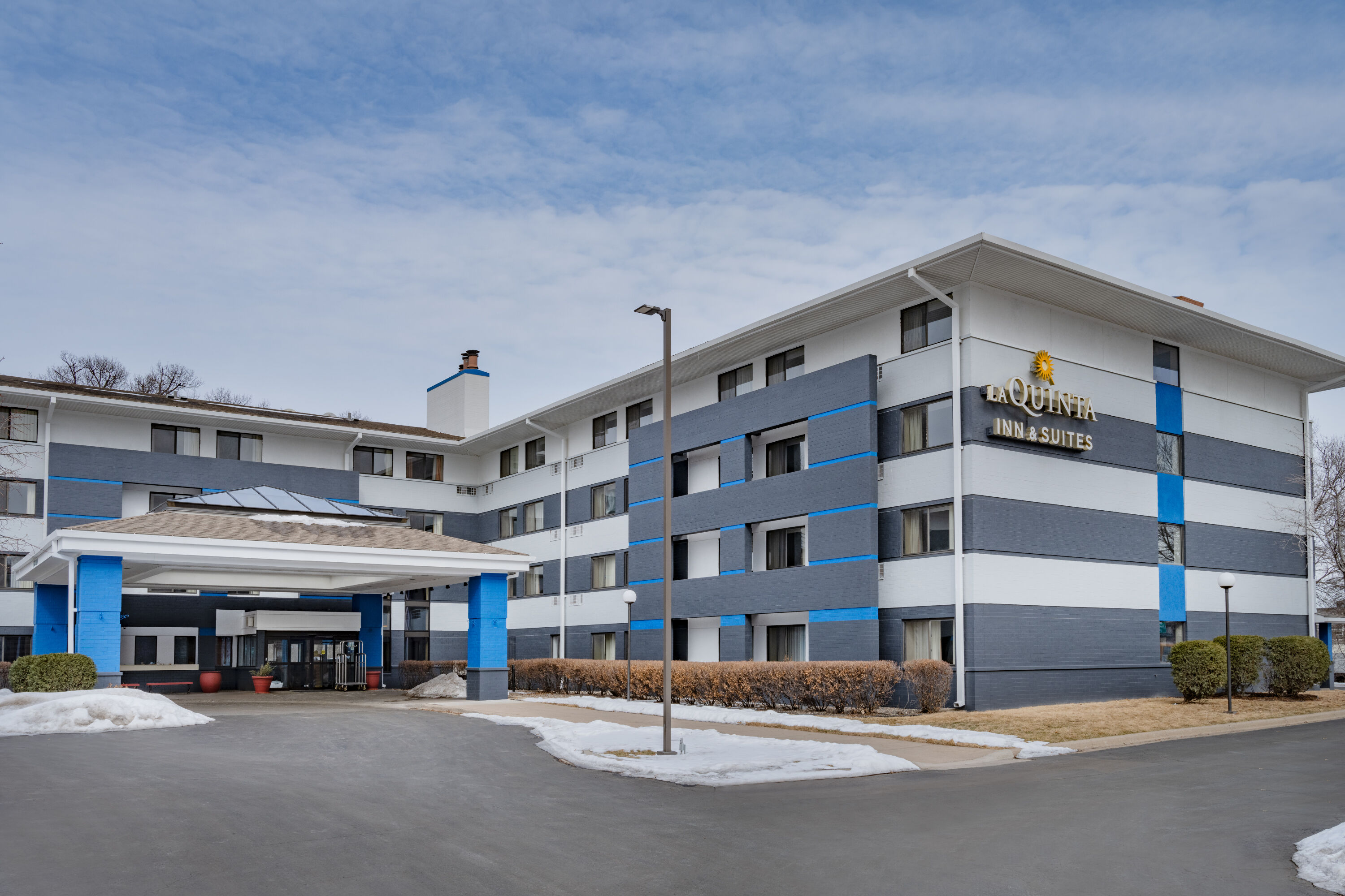Exterior Day Image of La Quinta Inn & Suites by Wyndham Minneapolis-Minnetonka hotel in Minnetonka, Minnesota
