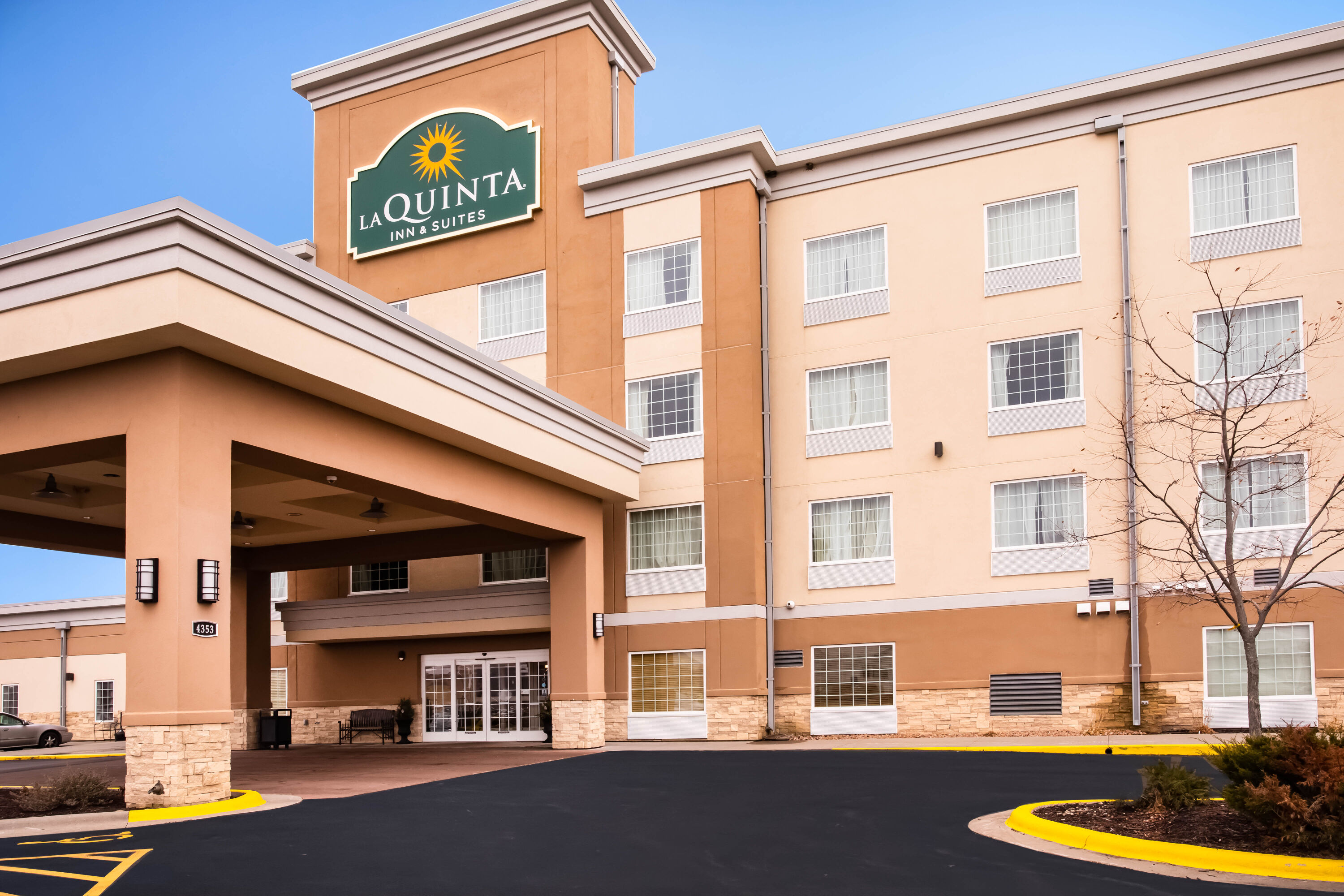 Exterior Day Image of La Quinta Inn & Suites by Wyndham Rochester Mayo Clinic S hotel in Rochester, Minnesota