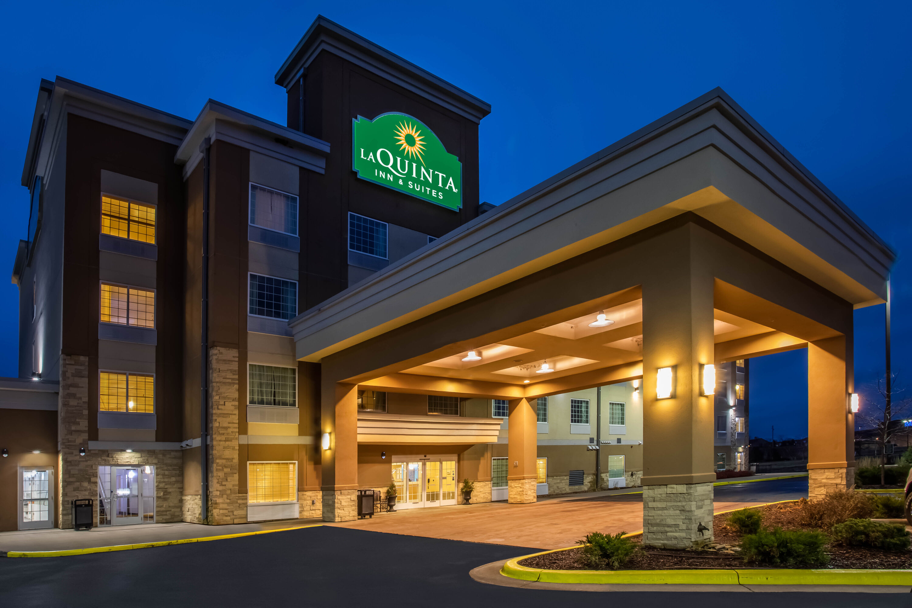 Exterior Dusk Image of La Quinta Inn & Suites by Wyndham Rochester Mayo Clinic S hotel in Rochester, Minnesota