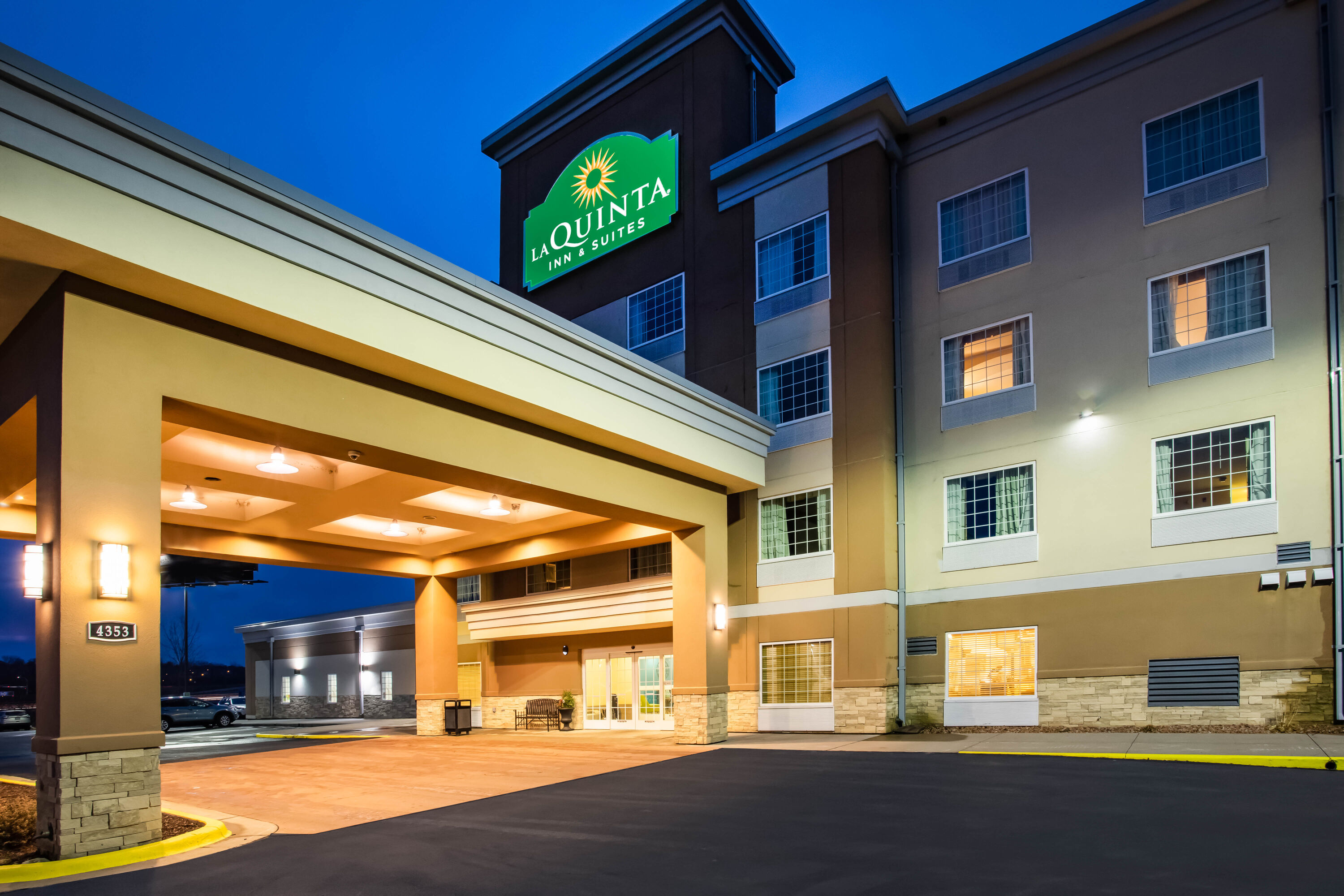 Exterior Dusk Image of La Quinta Inn & Suites by Wyndham Rochester Mayo Clinic S hotel in Rochester, Minnesota