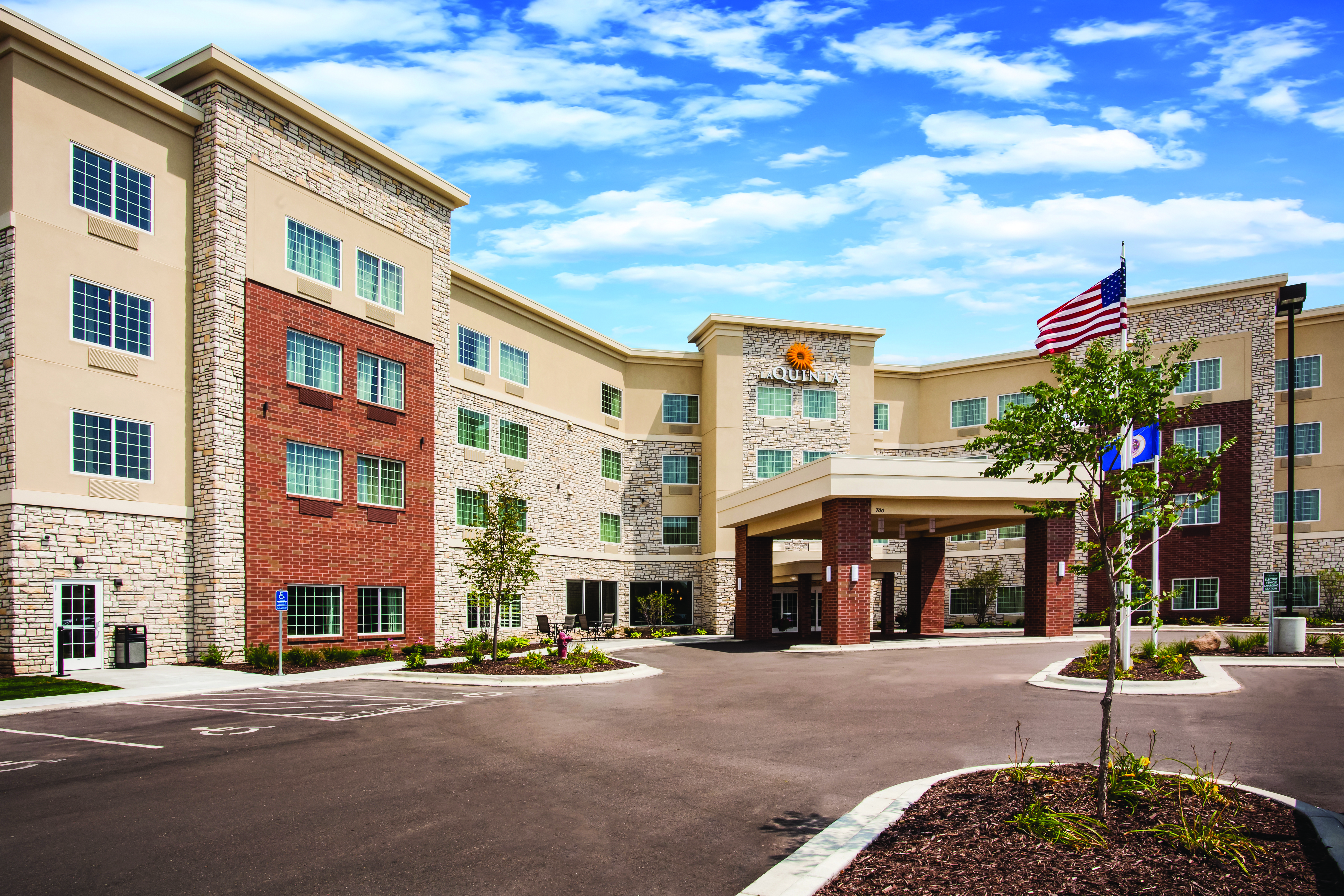 Exterior of La Quinta Inn & Suites by Wyndham St. Paul-Woodbury hotel in Woodbury, Minnesota