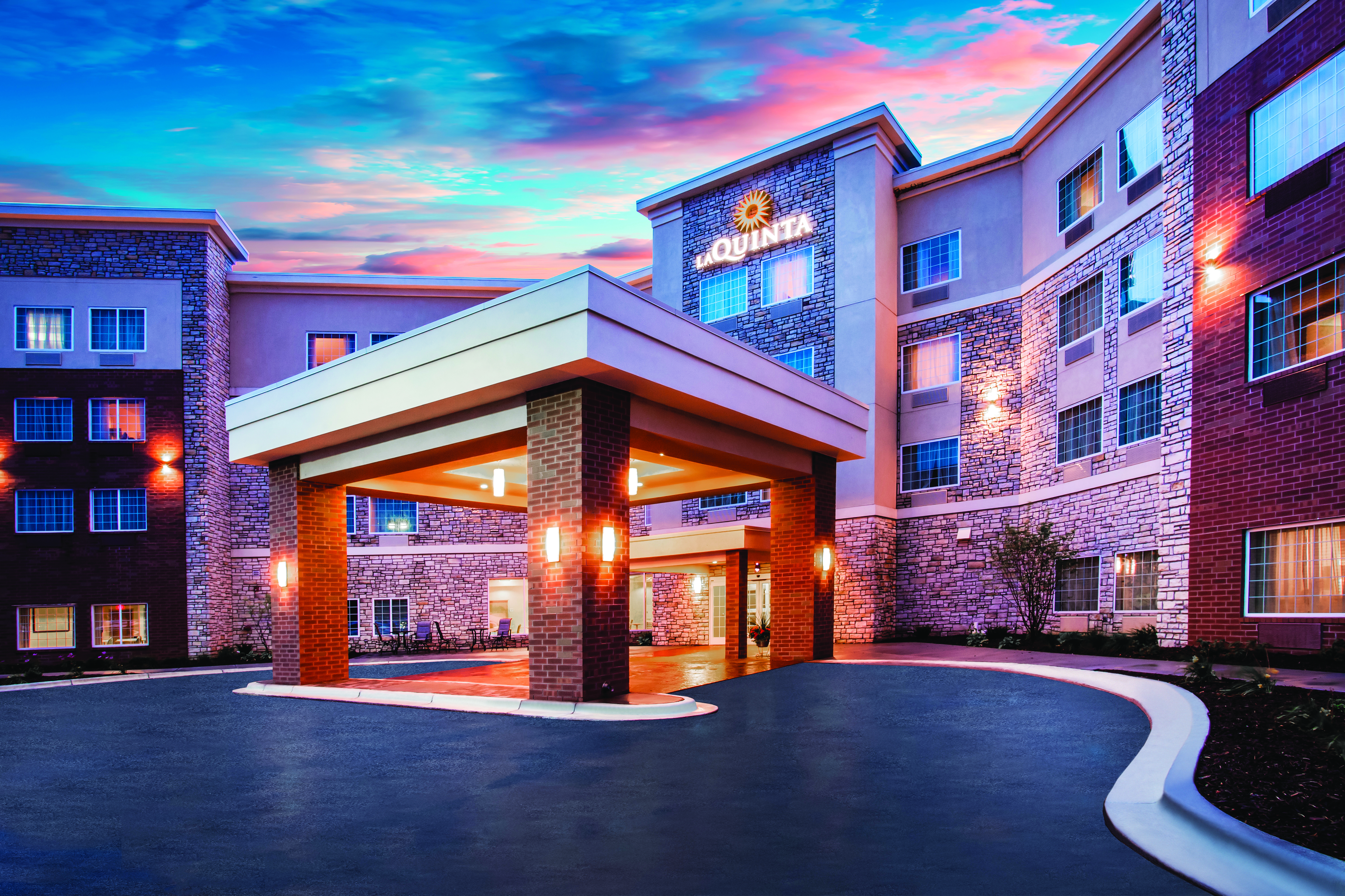 Exterior of La Quinta Inn & Suites by Wyndham St. Paul-Woodbury hotel in Woodbury, Minnesota