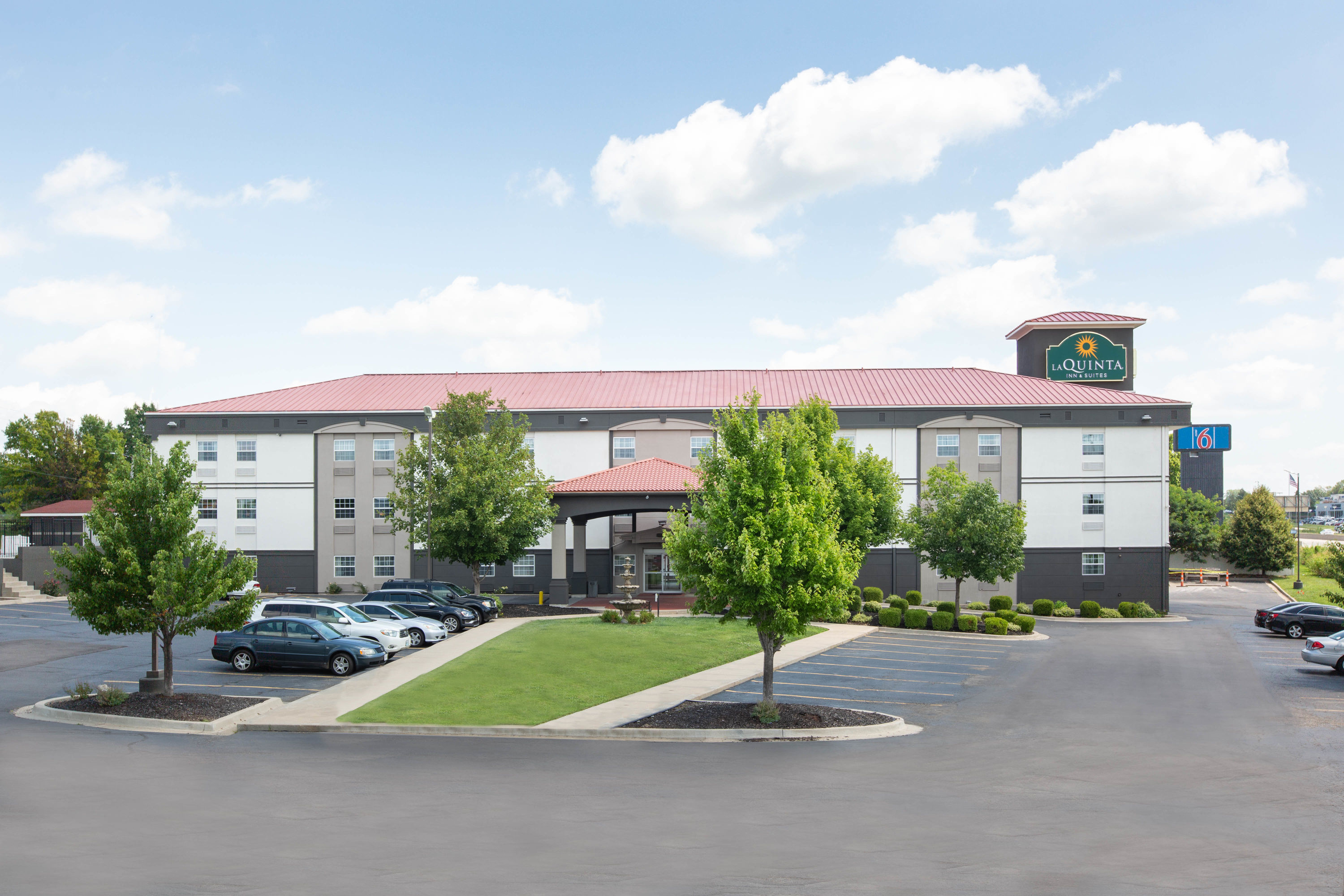 Exterior Day Image of La Quinta Inn & Suites by Wyndham Blue Springs hotel in Blue Springs, Missouri