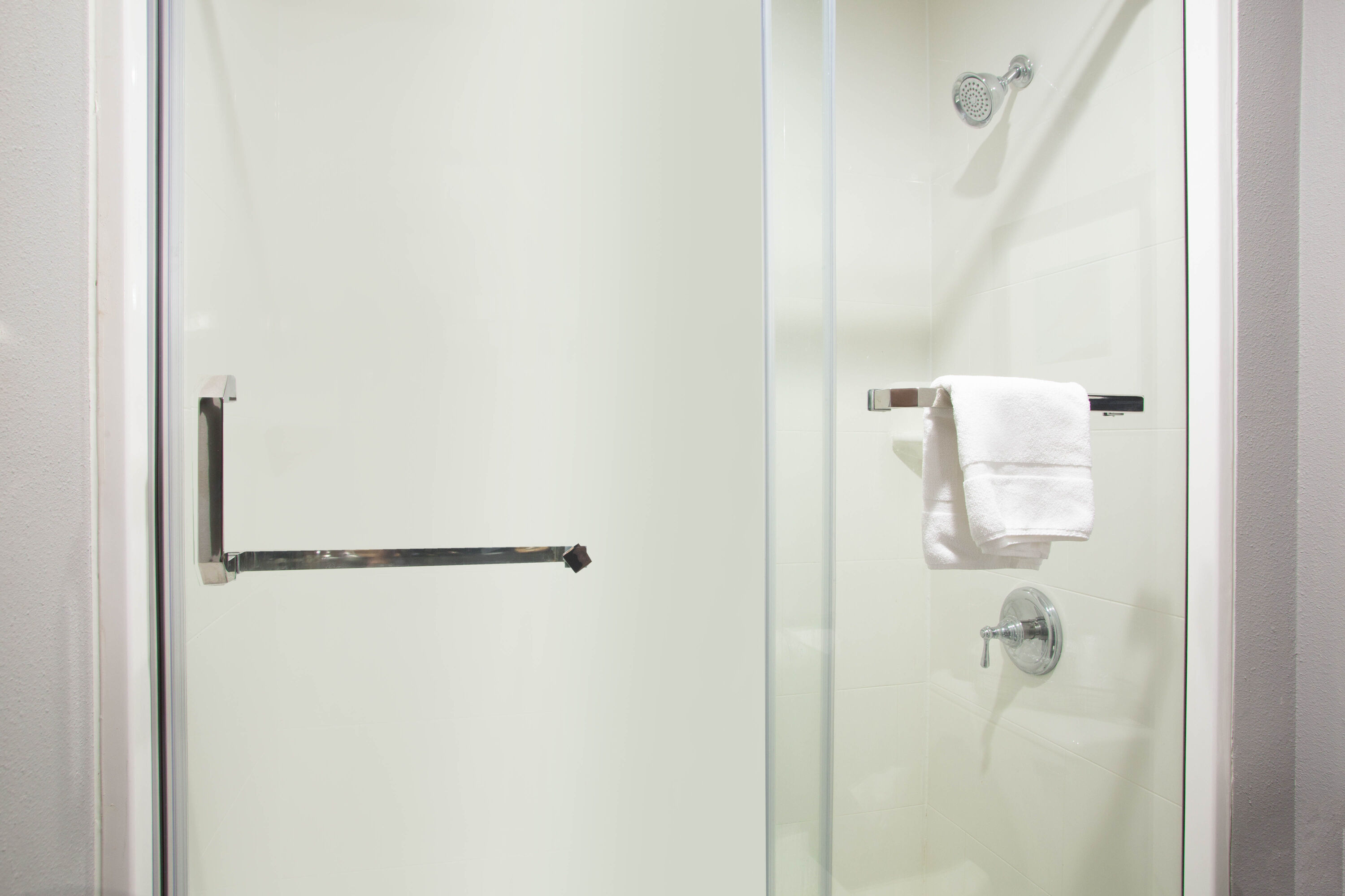 Guest room bath at the La Quinta Inn by Wyndham St. Louis Hazelwood - Airport North in Hazelwood, Missouri