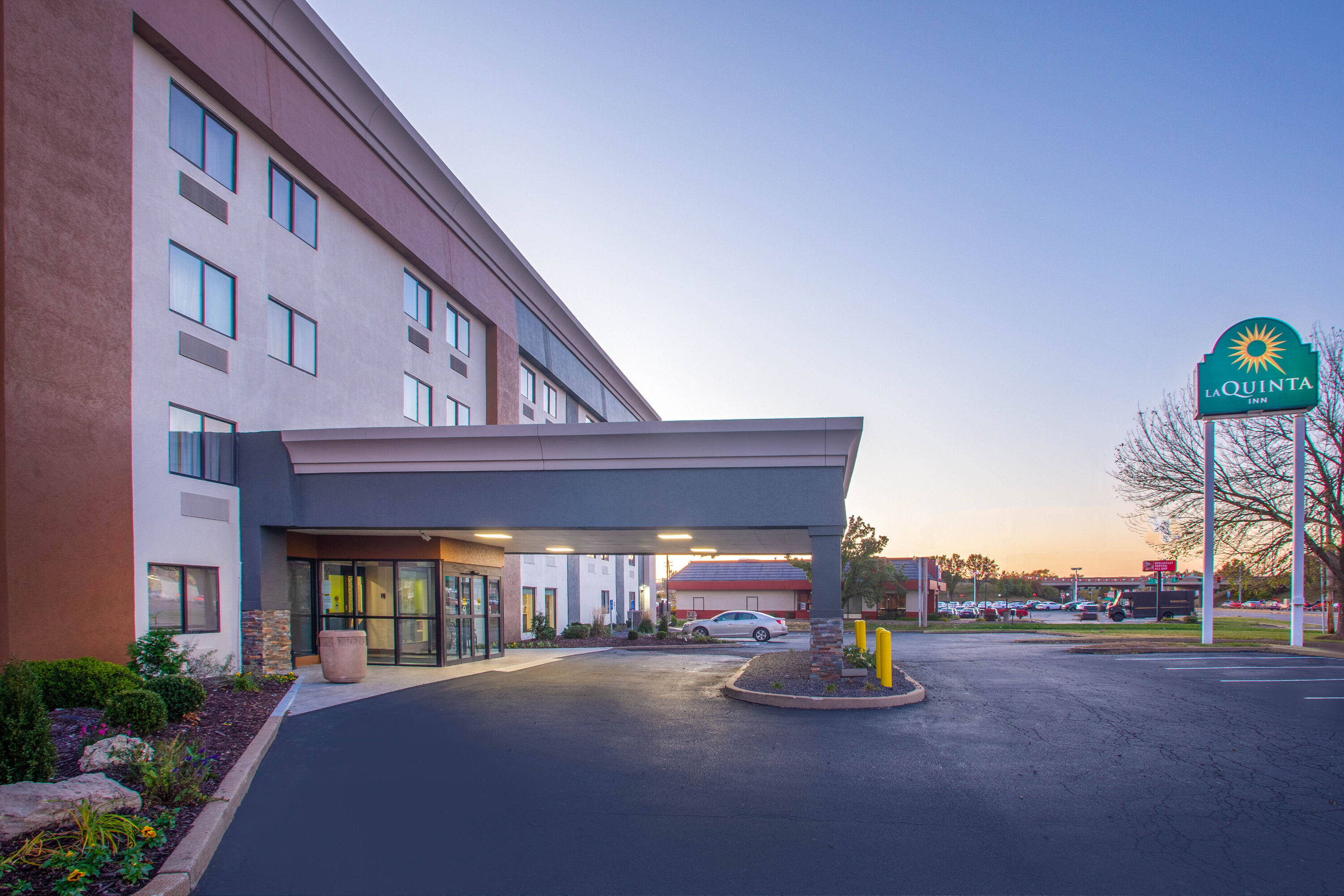 Exterior Dusk Image of La Quinta Inn by Wyndham St. Louis Hazelwood - Airport North hotel in Hazelwood, Missouri