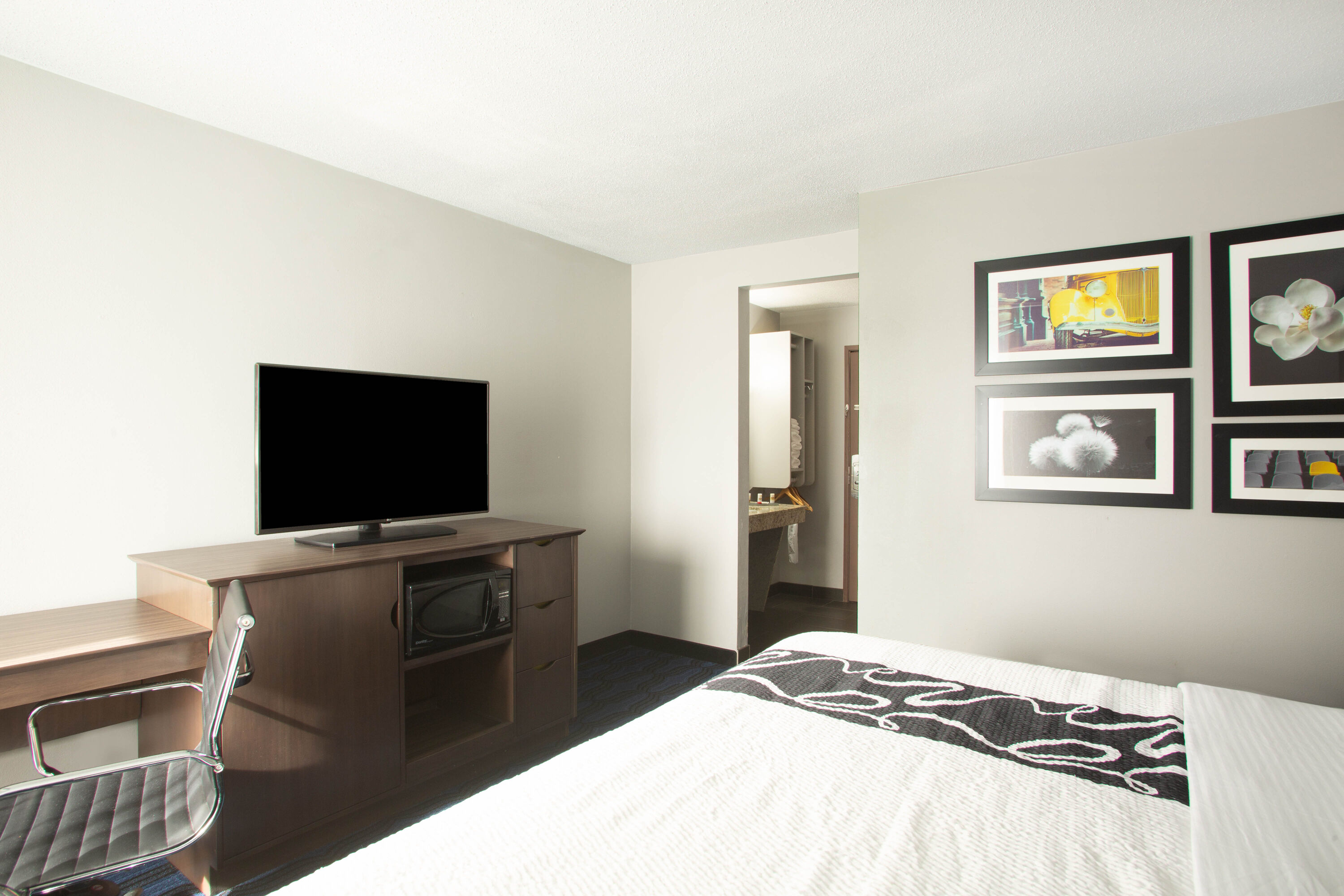Guest room at the La Quinta Inn by Wyndham St. Louis Hazelwood - Airport North in Hazelwood, Missouri