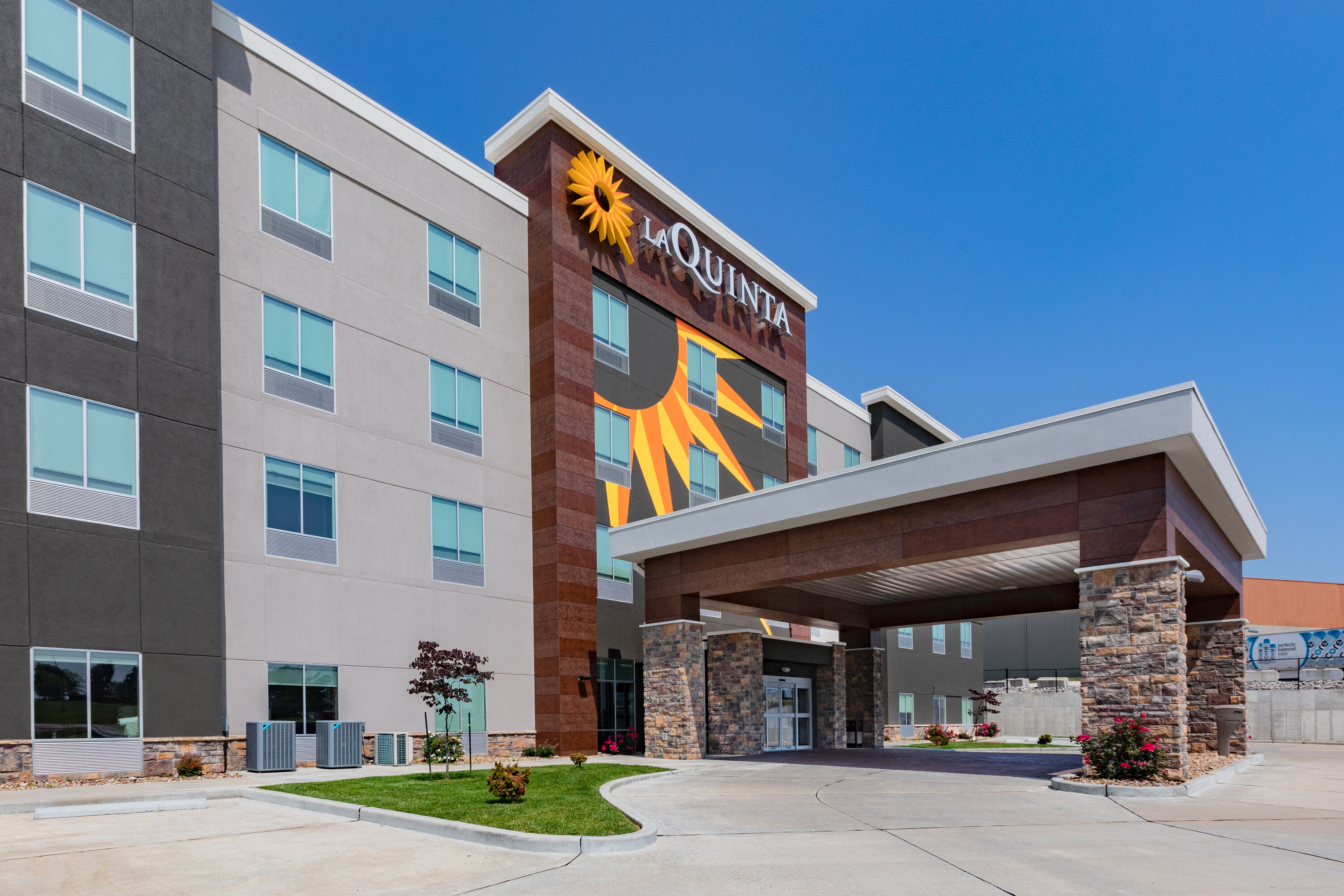 Exterior Day Image of La Quinta Inn & Suites by Wyndham Jackson/Cape Girardeau hotel in Jackson, Missouri