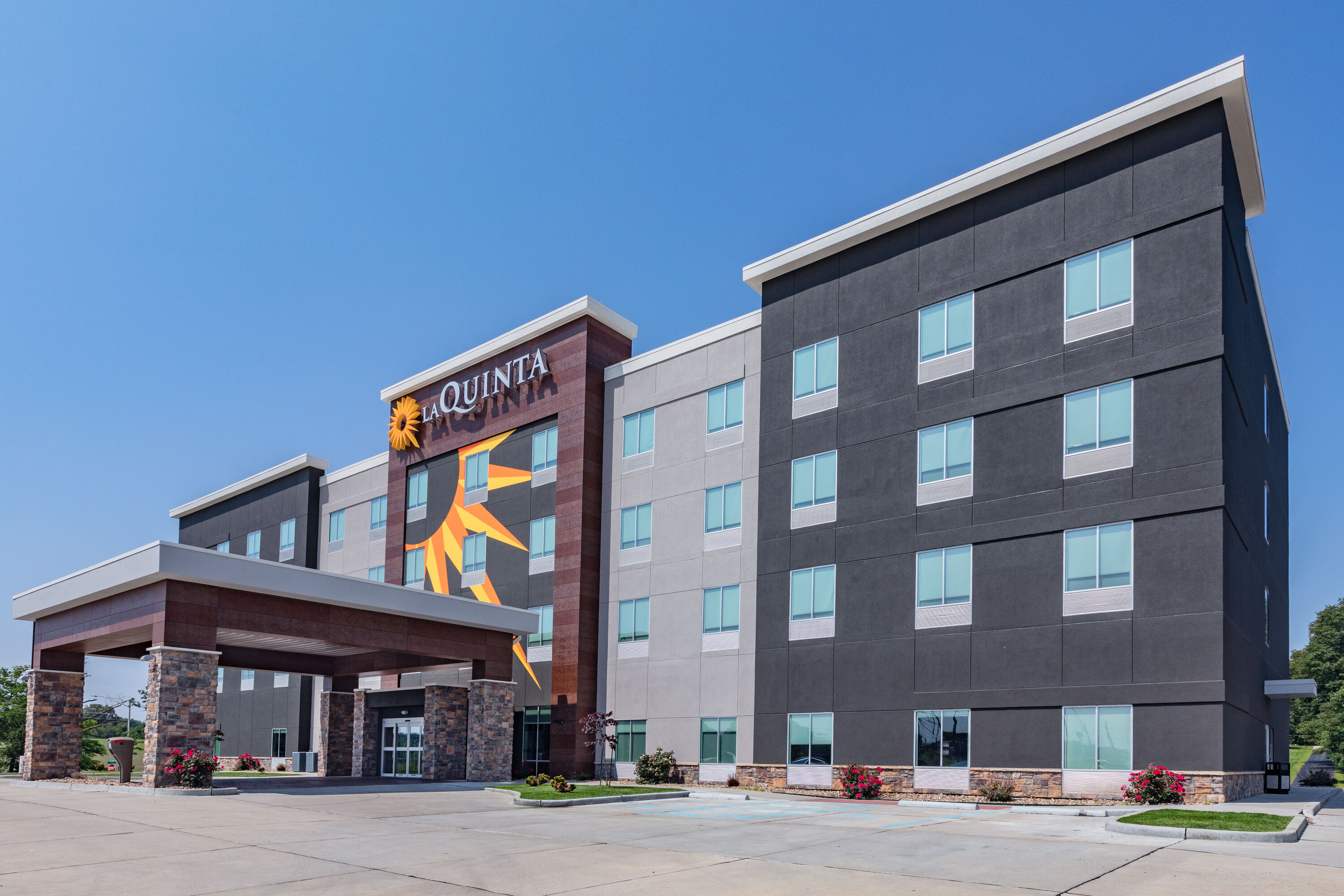 Exterior Day Image of La Quinta Inn & Suites by Wyndham Jackson/Cape Girardeau hotel in Jackson, Missouri