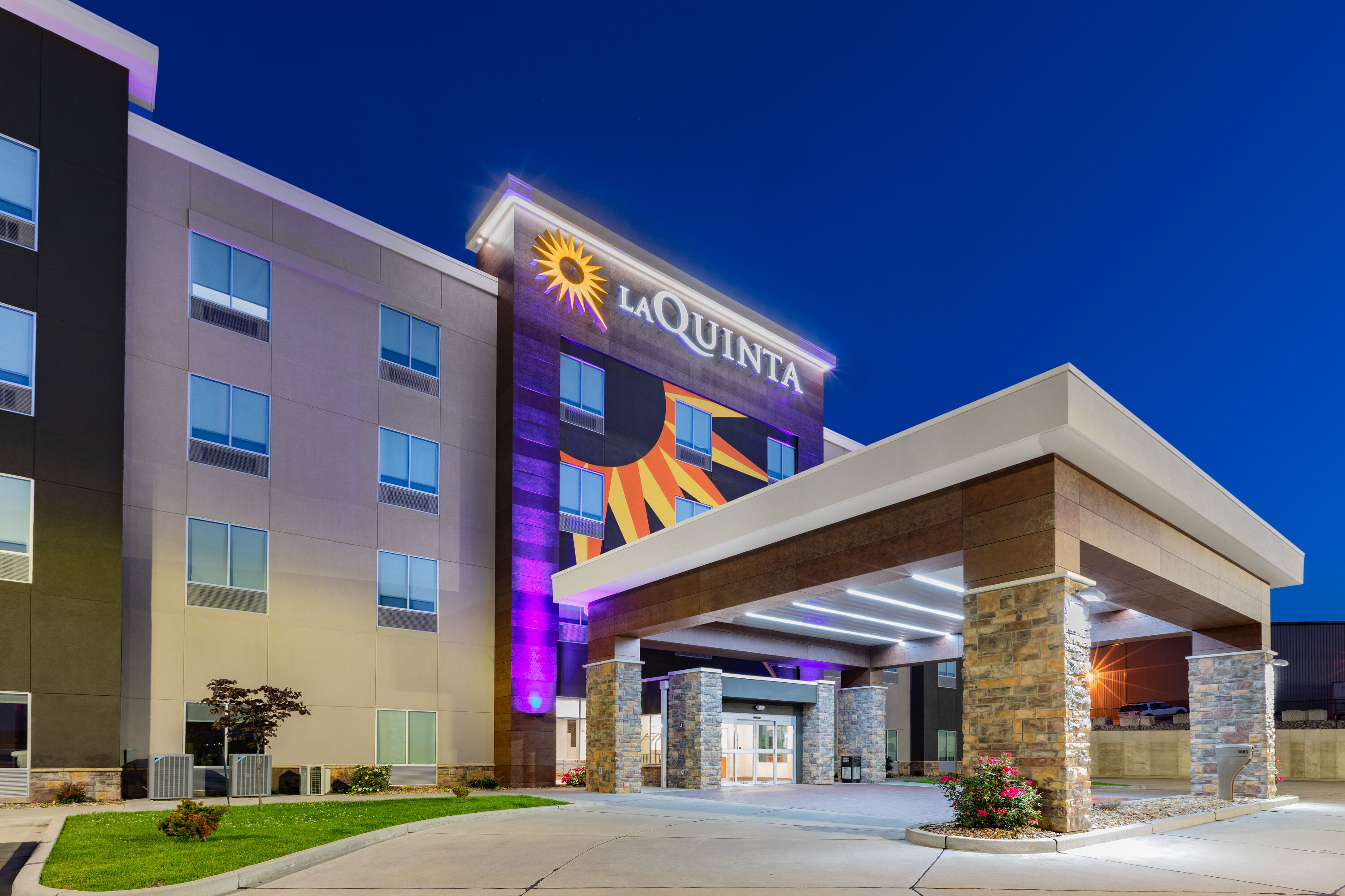 Exterior Dusk Image of La Quinta Inn & Suites by Wyndham Jackson/Cape Girardeau hotel in Jackson, Missouri