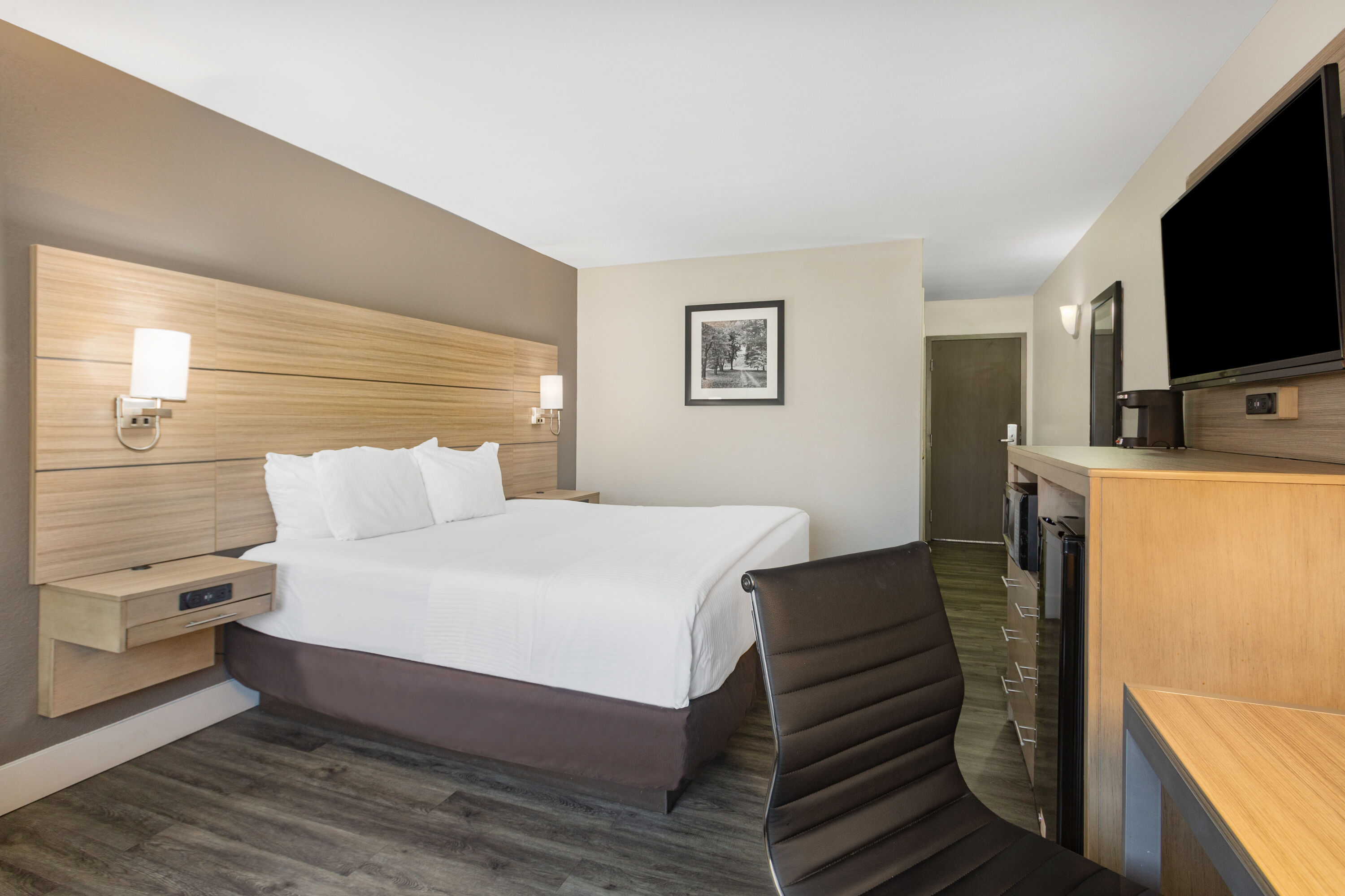 Guest room at the La Quinta Inn & Suites by Wyndham Joplin in Joplin, Missouri