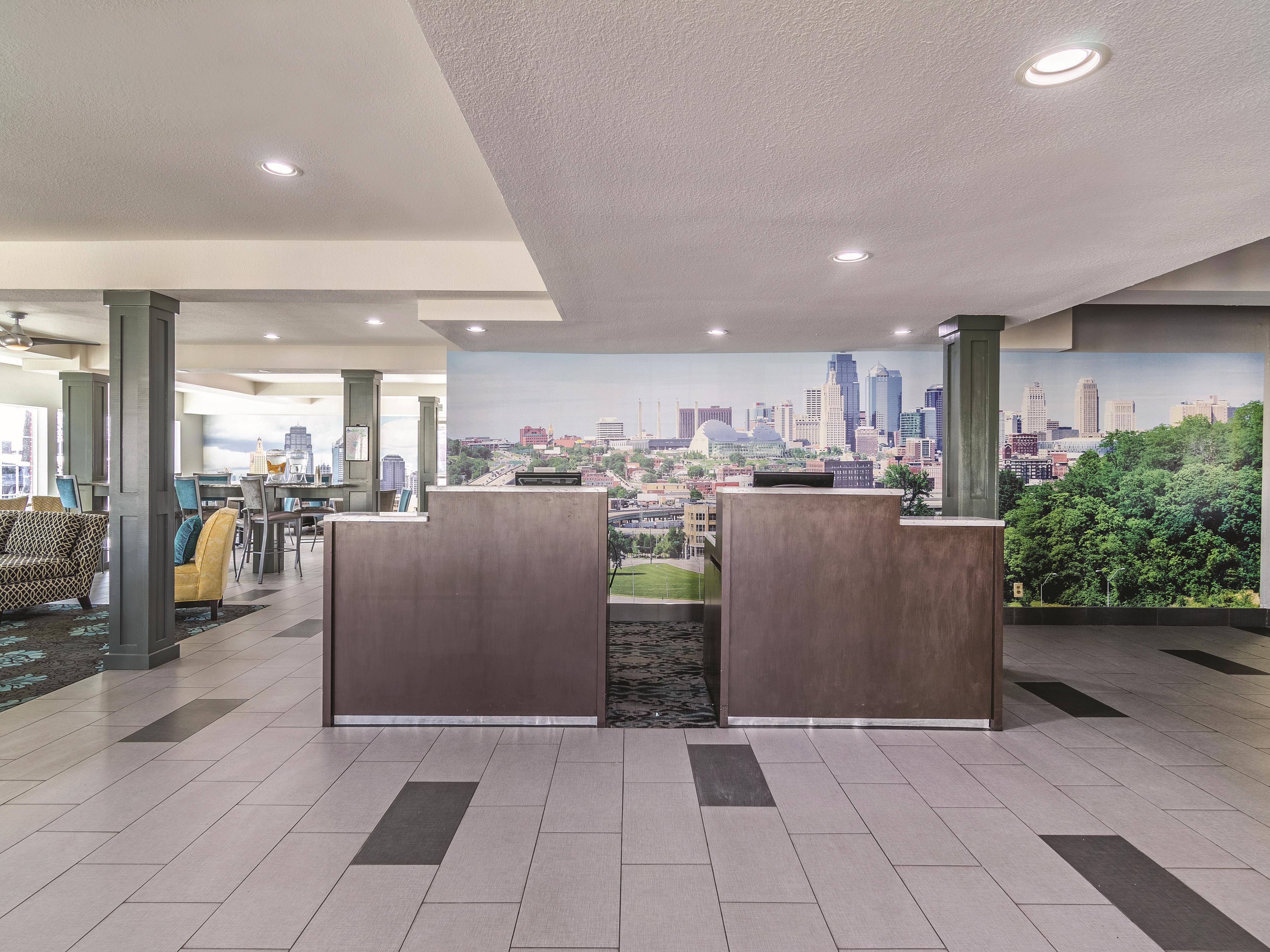 La Quinta Inn Amp Suites By Wyndham Kansas City Airport