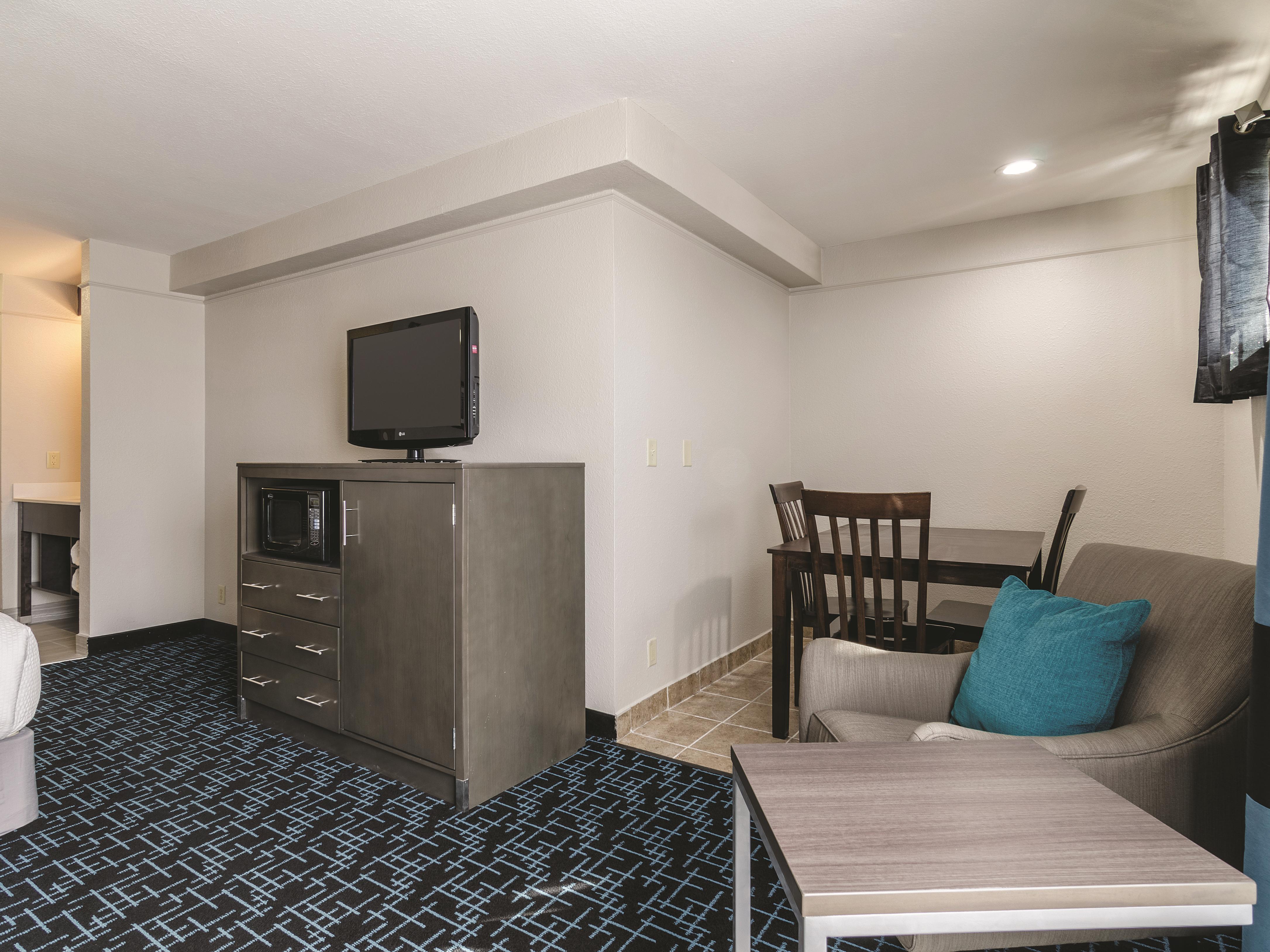 Guest room at the La Quinta Inn & Suites by Wyndham Kansas City Airport in Kansas City, Missouri