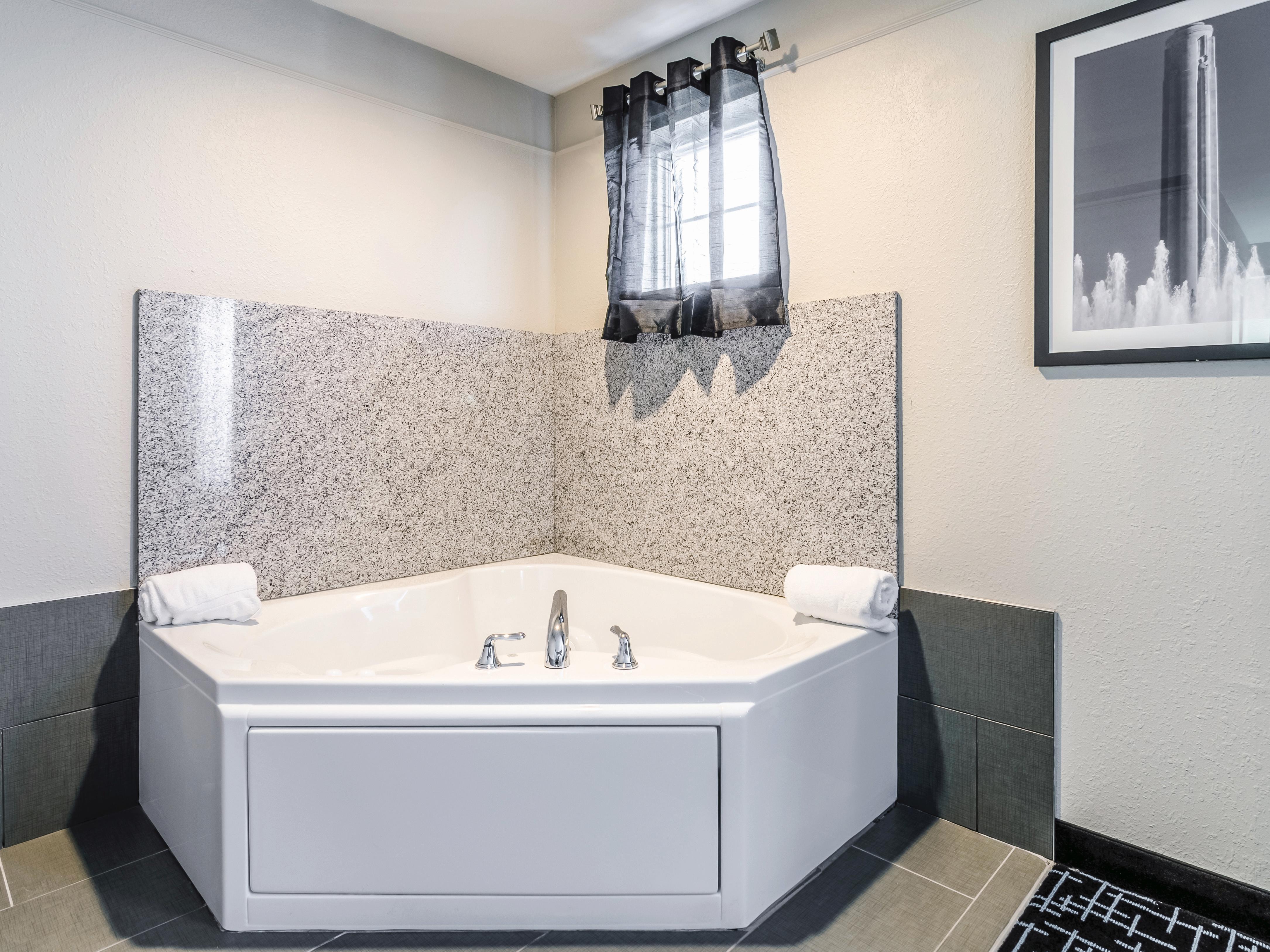 La Quinta Inn & Suites by Wyndham Kansas City Airport suite in Kansas City, Missouri