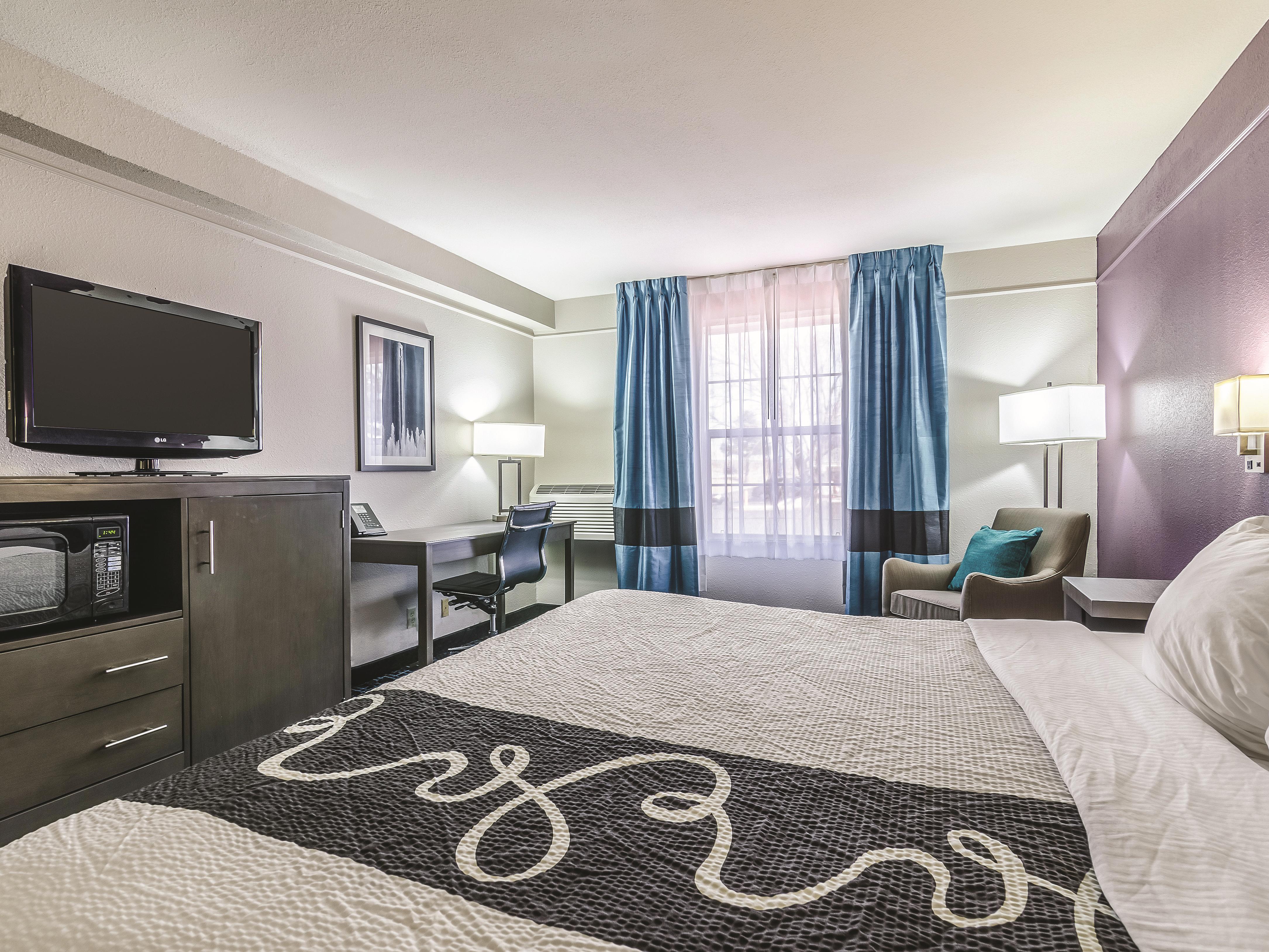 La Quinta Inn & Suites by Wyndham Kansas City Airport suite in Kansas City, Missouri