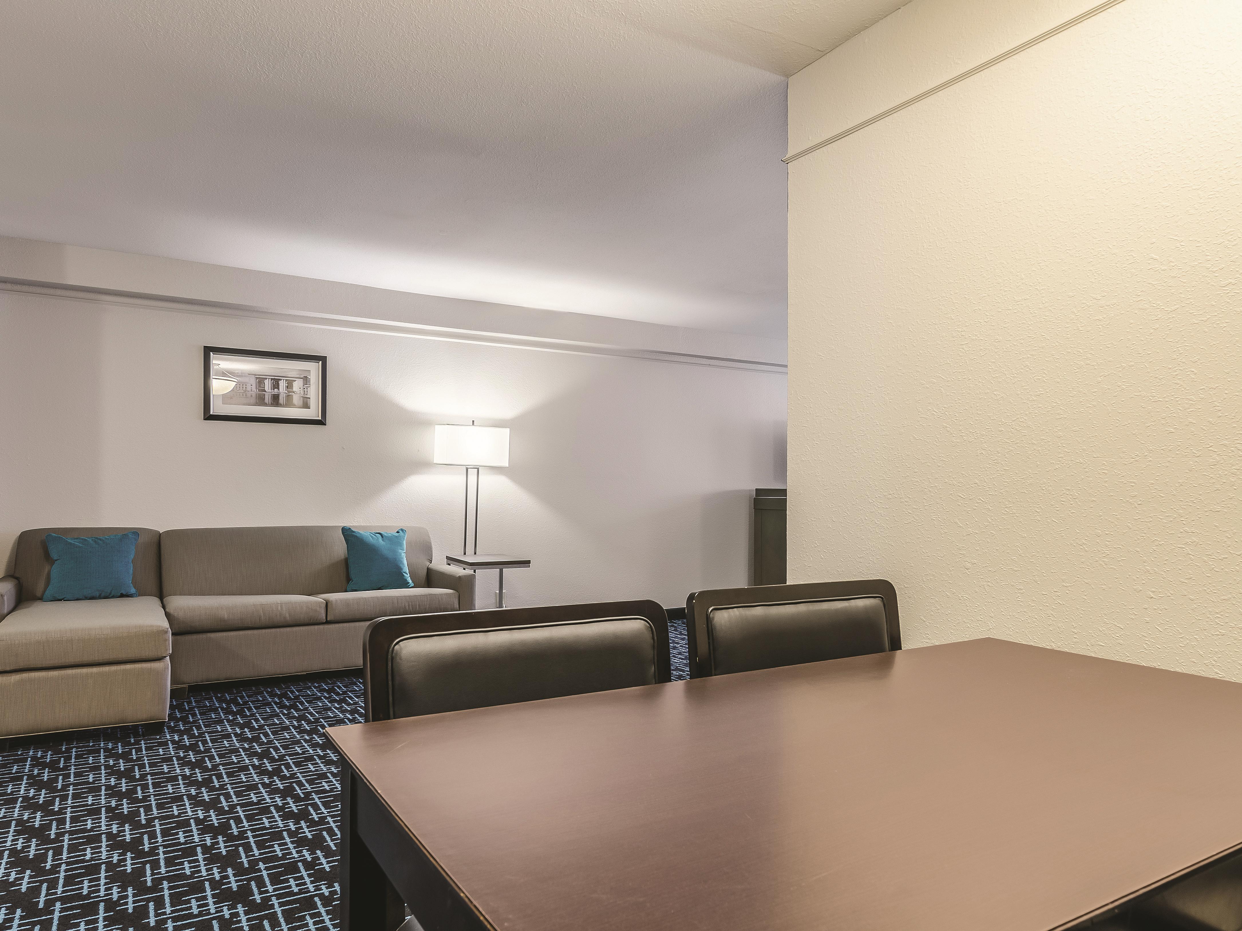La Quinta Inn Amp Suites By Wyndham Kansas City Airport