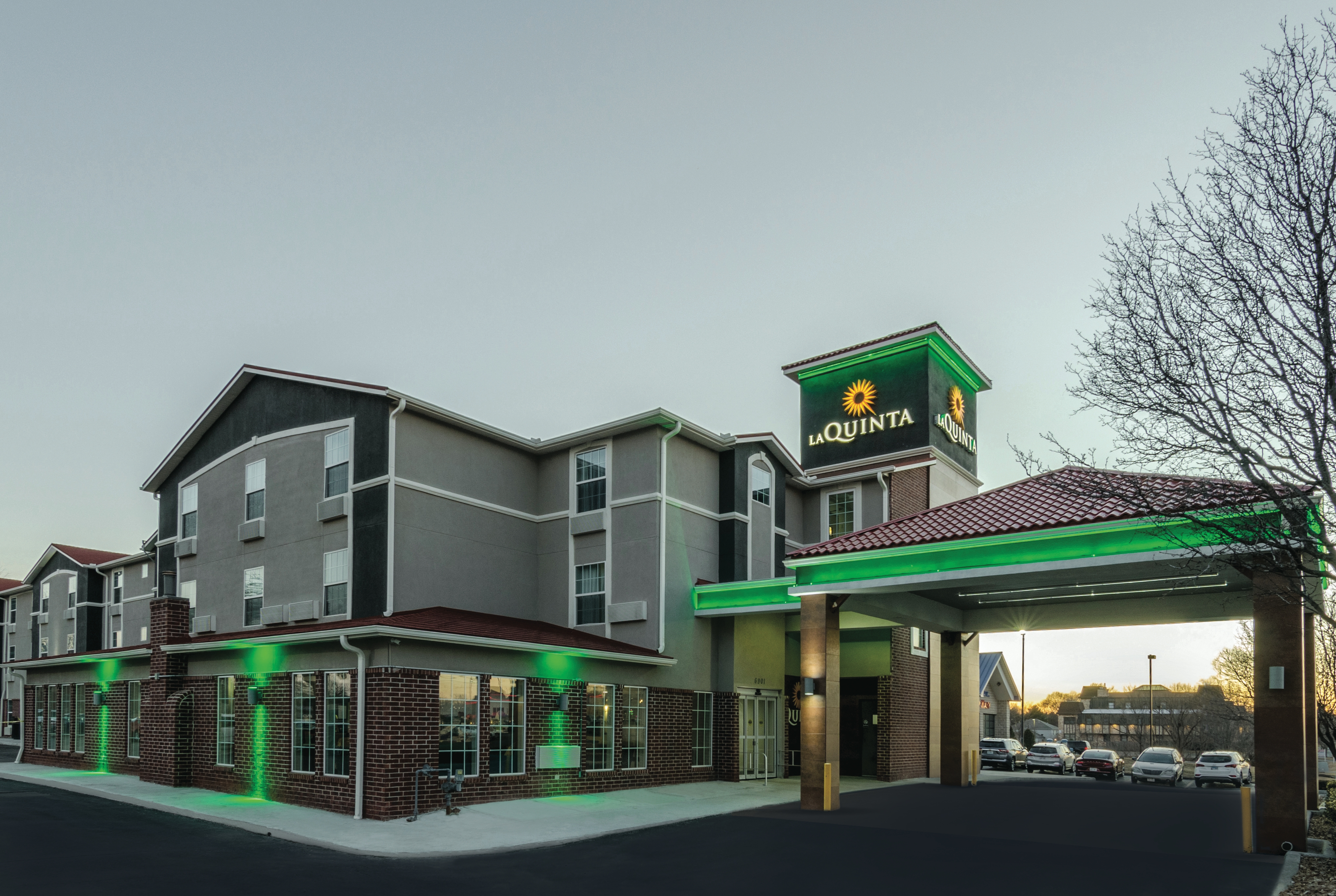 Exterior of La Quinta Inn & Suites by Wyndham Kansas City Airport hotel in Kansas City, Missouri