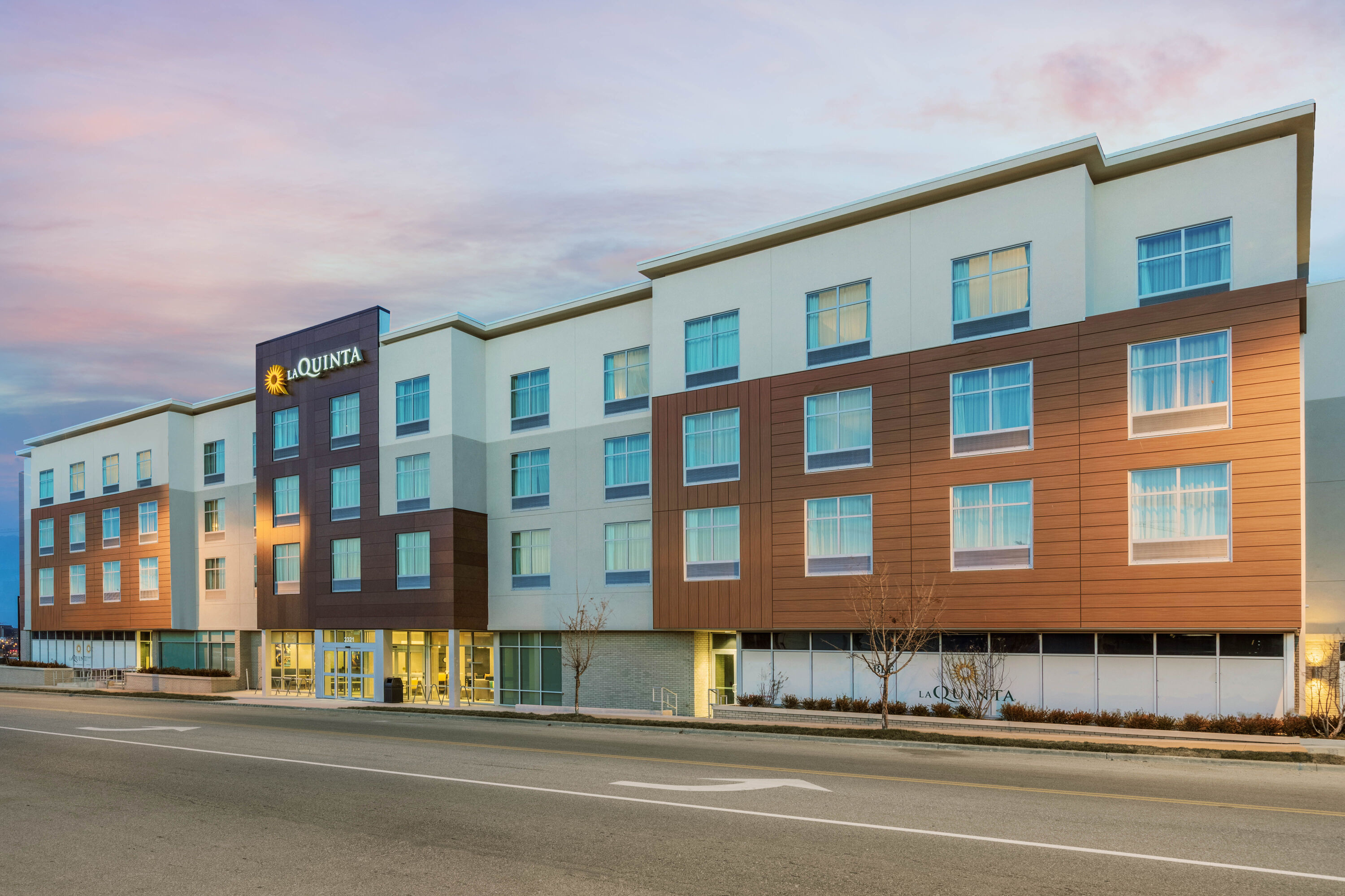 La Quinta Inn Suites By Wyndham Kansas City Beacon Hill Kansas City Mo Hotels