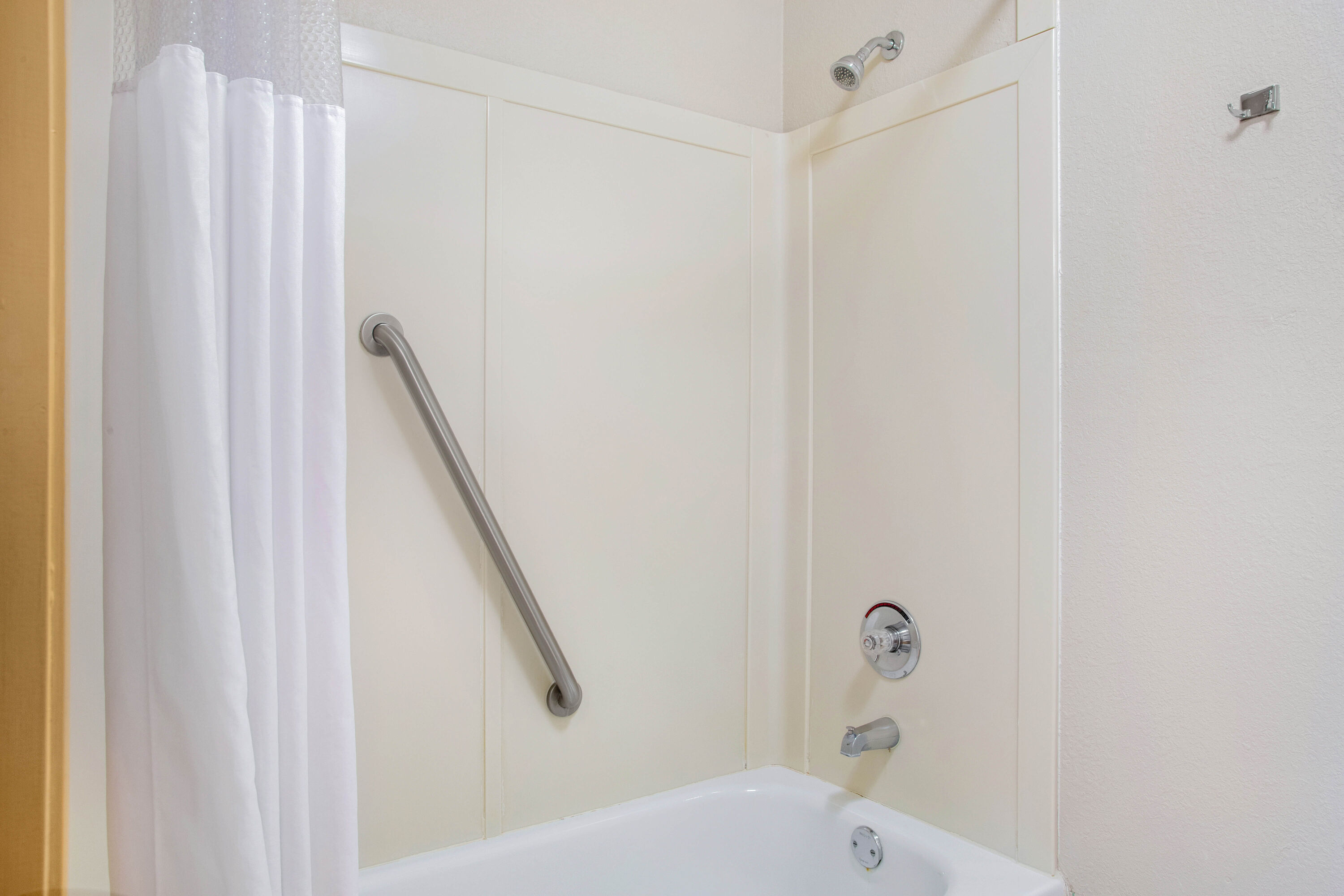 Guest room bath at the La Quinta Inn & Suites by Wyndham Springfield South in Springfield, Missouri