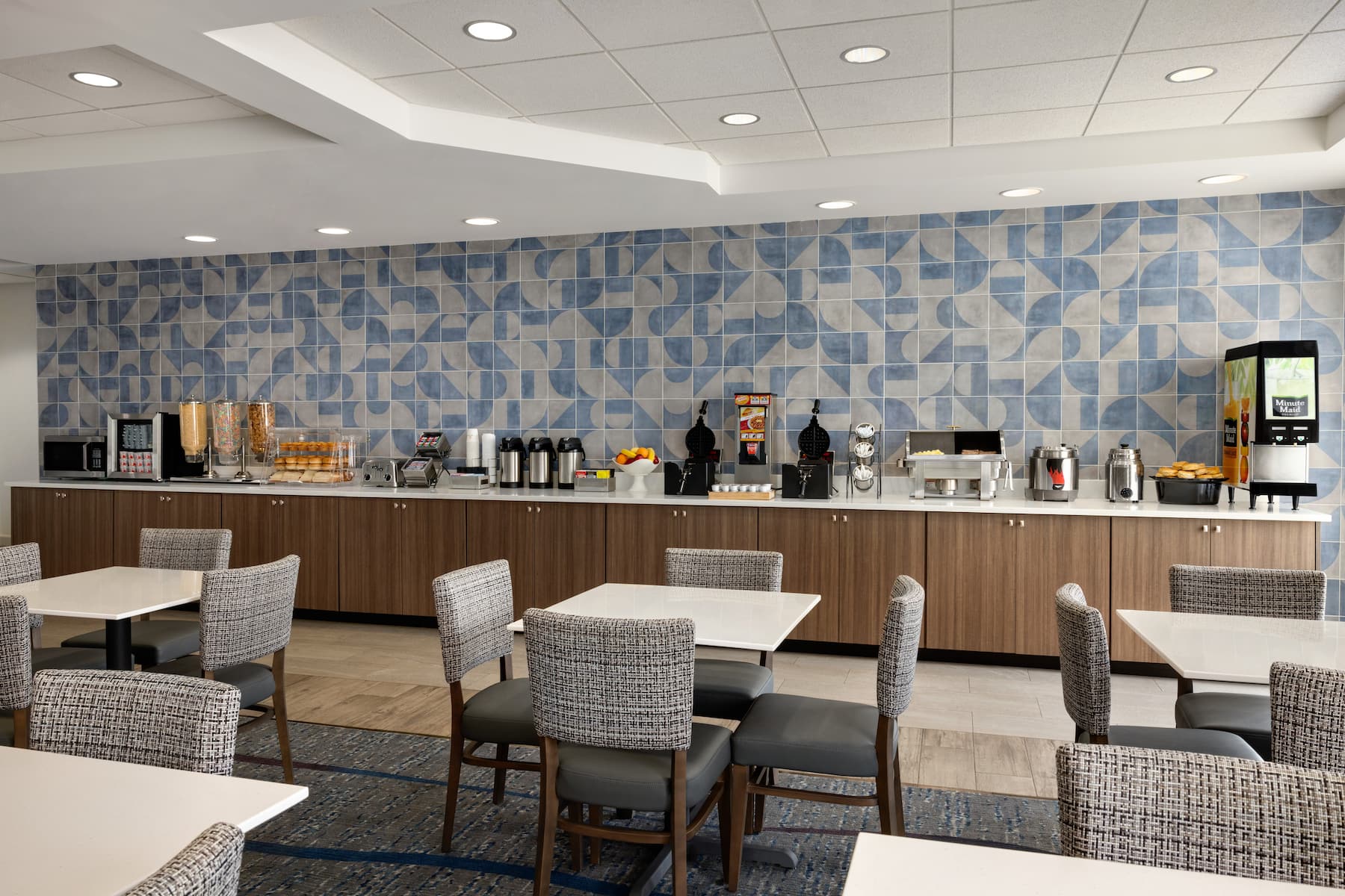 La Quinta Inn & Suites by Wyndham Springfield Airport Plaza restaurant in Springfield, Missouri