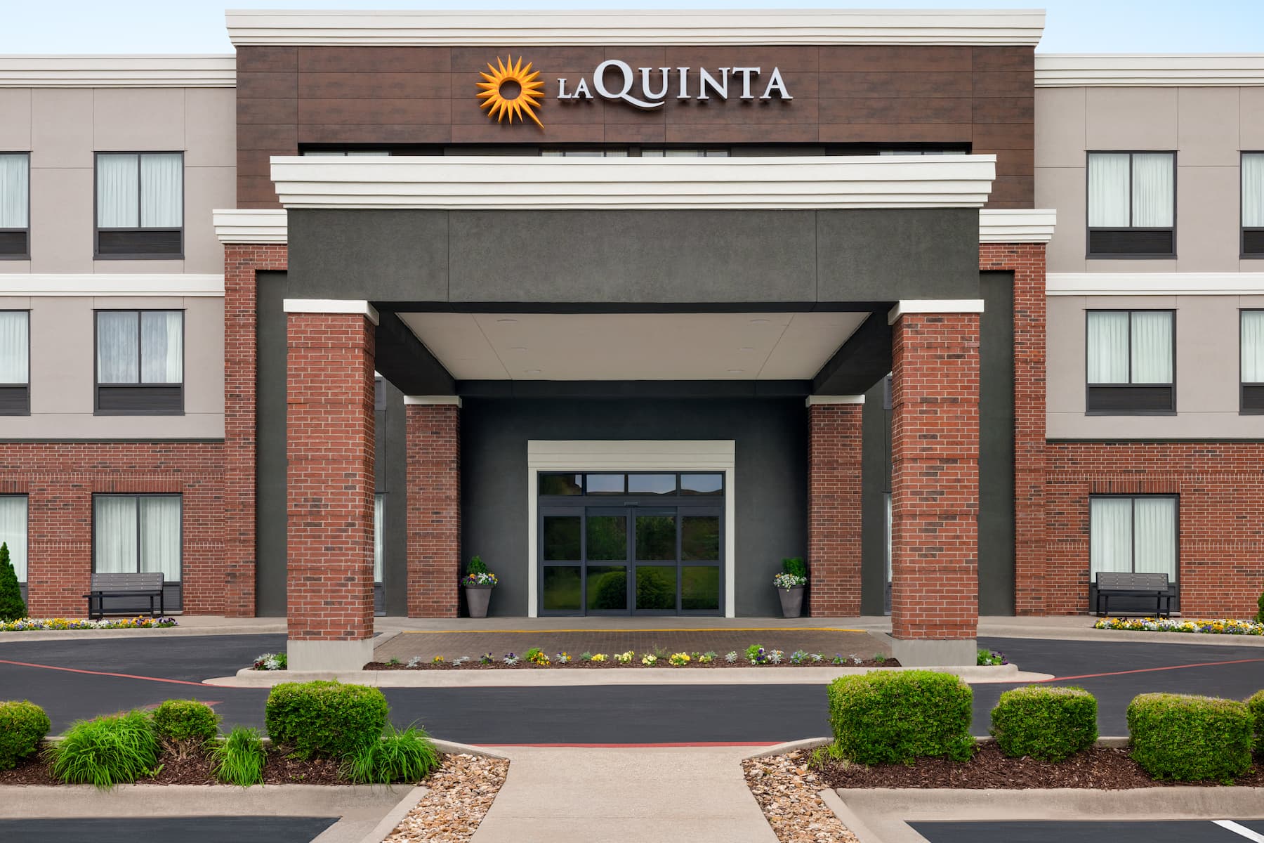 Exterior of La Quinta Inn & Suites by Wyndham Springfield Airport Plaza hotel in Springfield, Missouri
