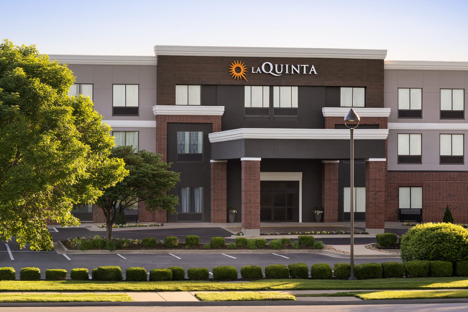 Exterior of La Quinta Inn & Suites by Wyndham Springfield Airport Plaza hotel in Springfield, Missouri