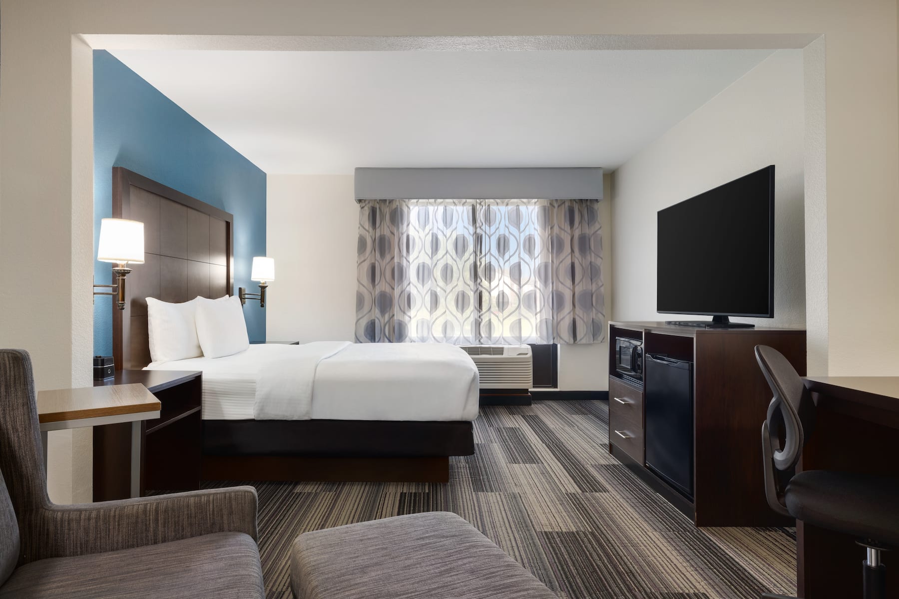 Guest room at the La Quinta Inn & Suites by Wyndham Springfield Airport Plaza in Springfield, Missouri