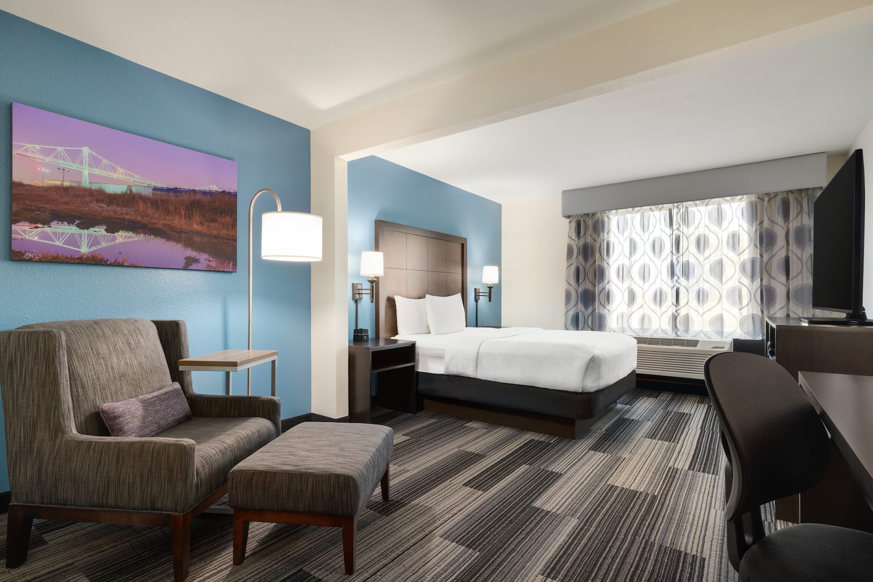 Guest room at the La Quinta Inn & Suites by Wyndham Springfield Airport Plaza in Springfield, Missouri