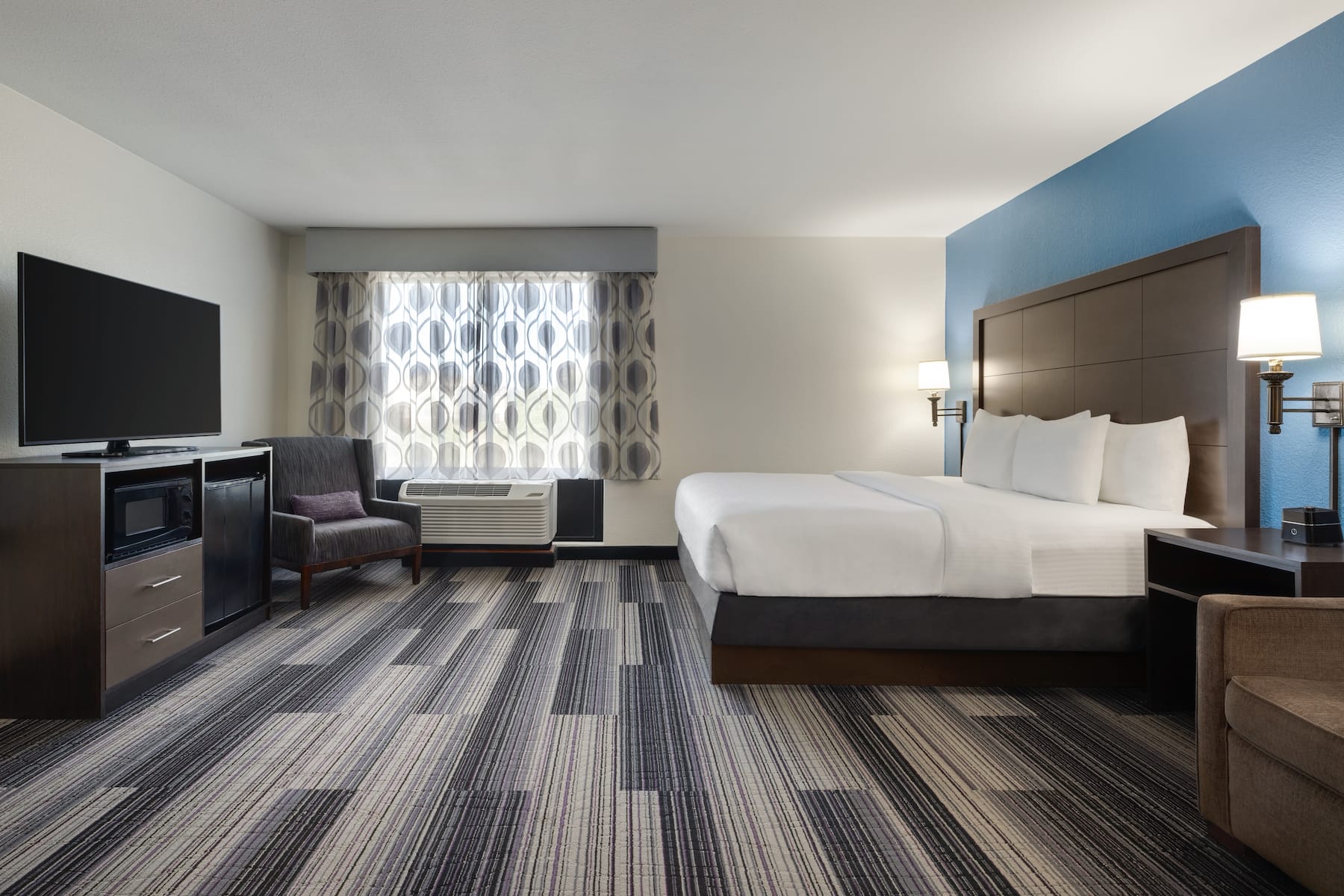 Guest room at the La Quinta Inn & Suites by Wyndham Springfield Airport Plaza in Springfield, Missouri