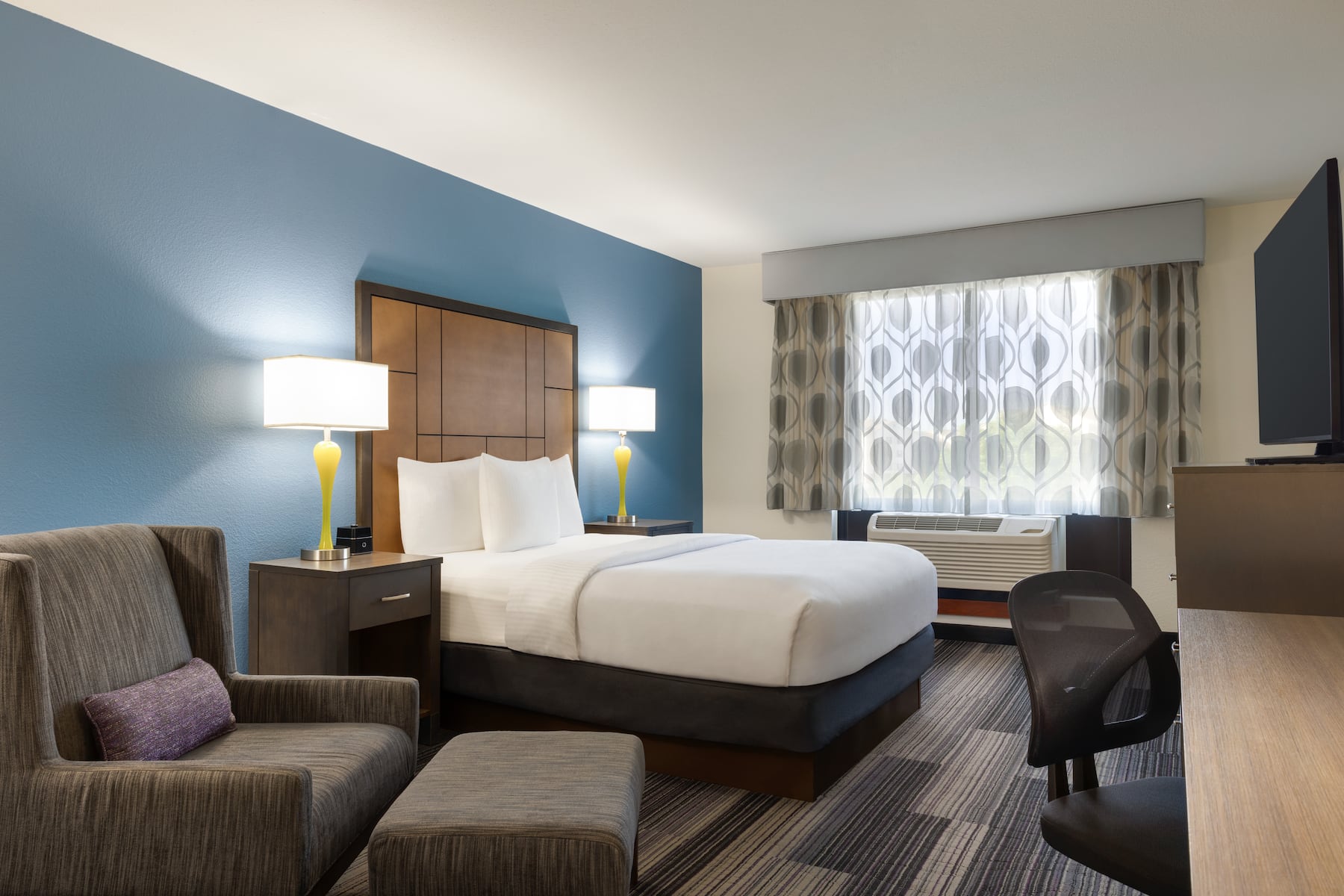 Guest room at the La Quinta Inn & Suites by Wyndham Springfield Airport Plaza in Springfield, Missouri