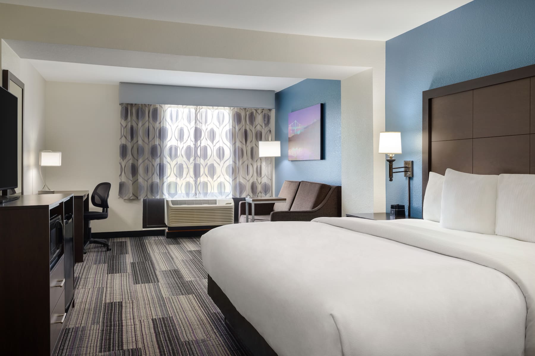 Guest room at the La Quinta Inn & Suites by Wyndham Springfield Airport Plaza in Springfield, Missouri