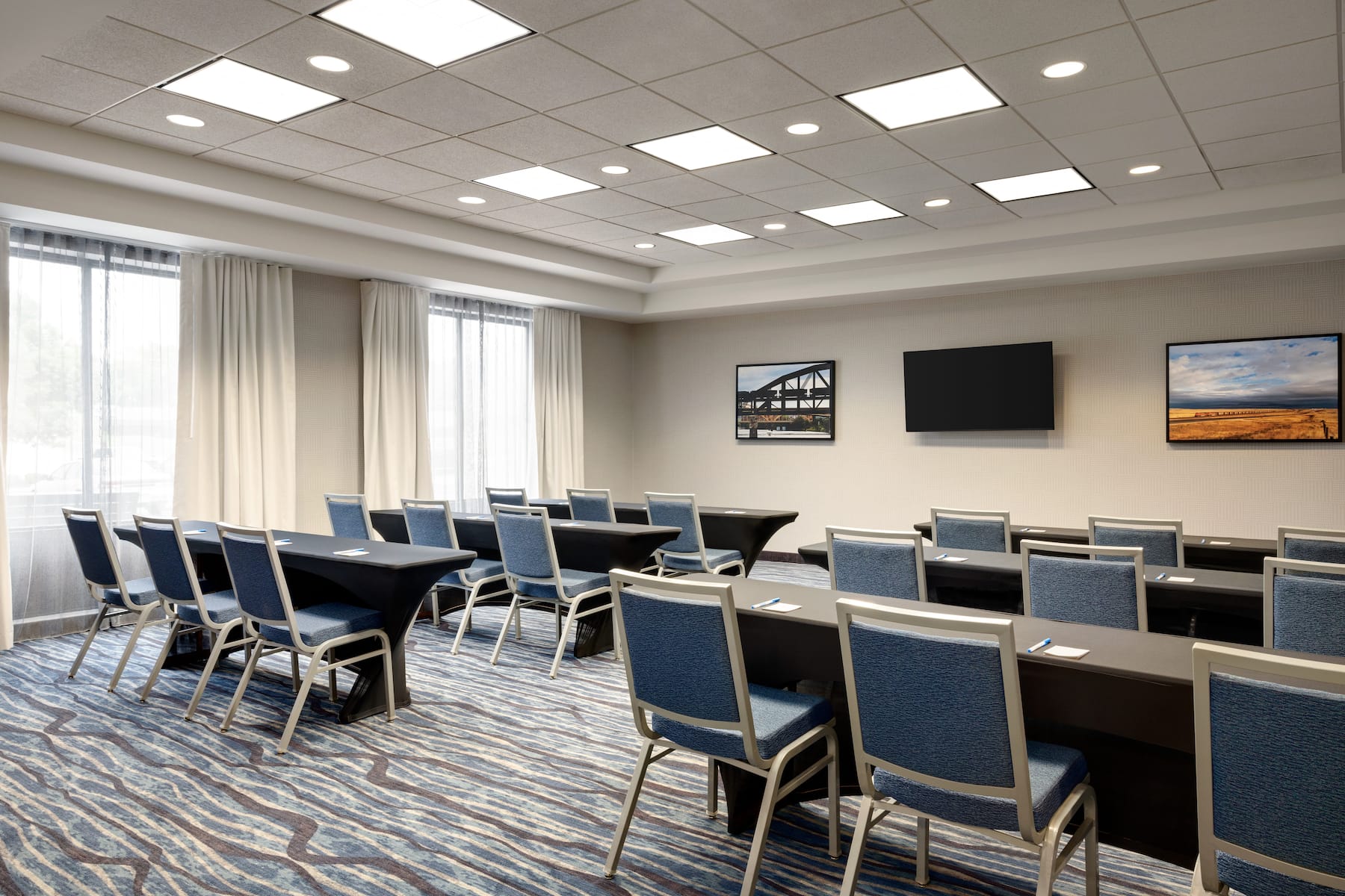 Meeting room at La Quinta Inn & Suites by Wyndham Springfield Airport Plaza in Springfield, Missouri