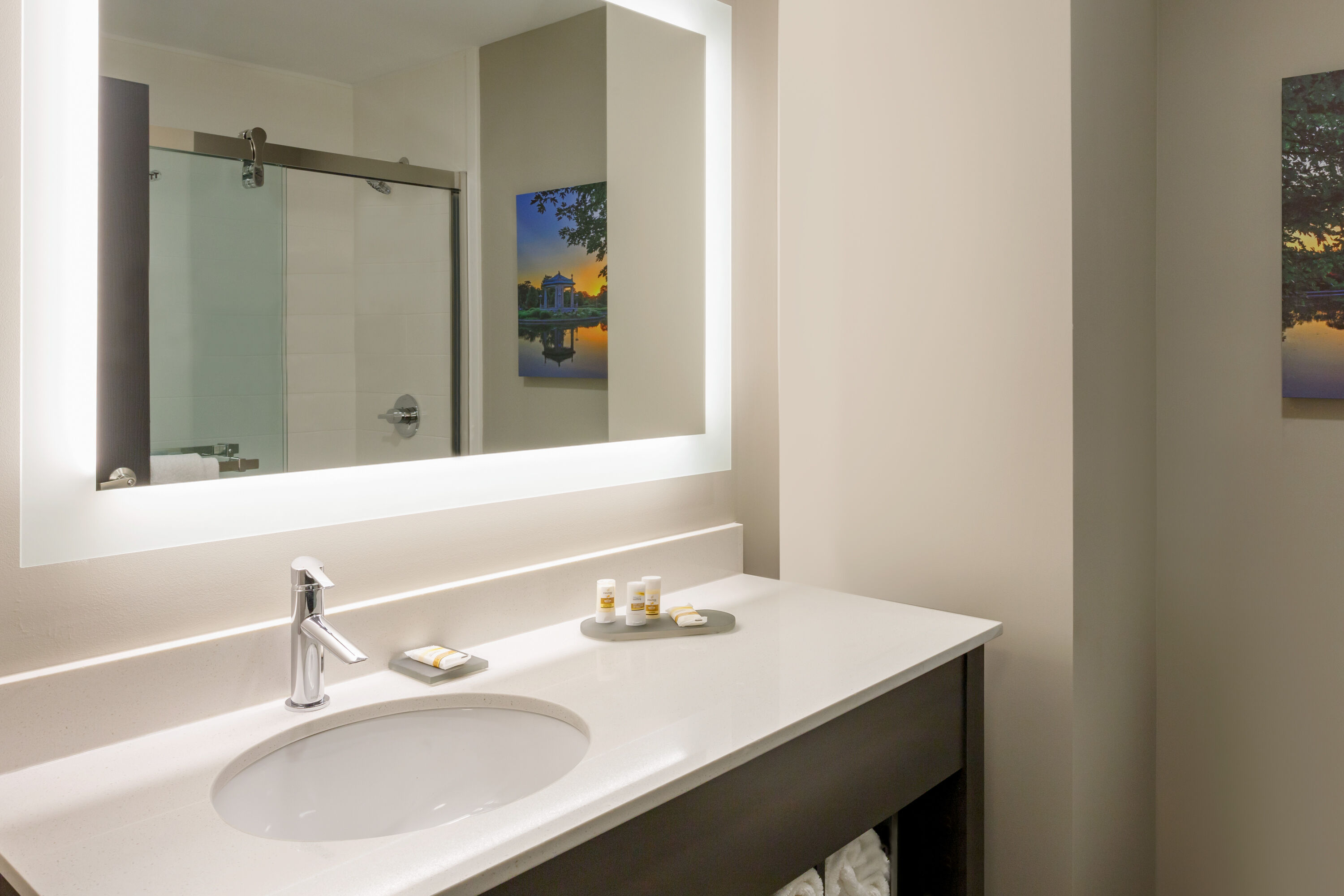 Guest room bath at the La Quinta Inn & Suites by Wyndham St Louis Route 66 in St. Louis, Missouri