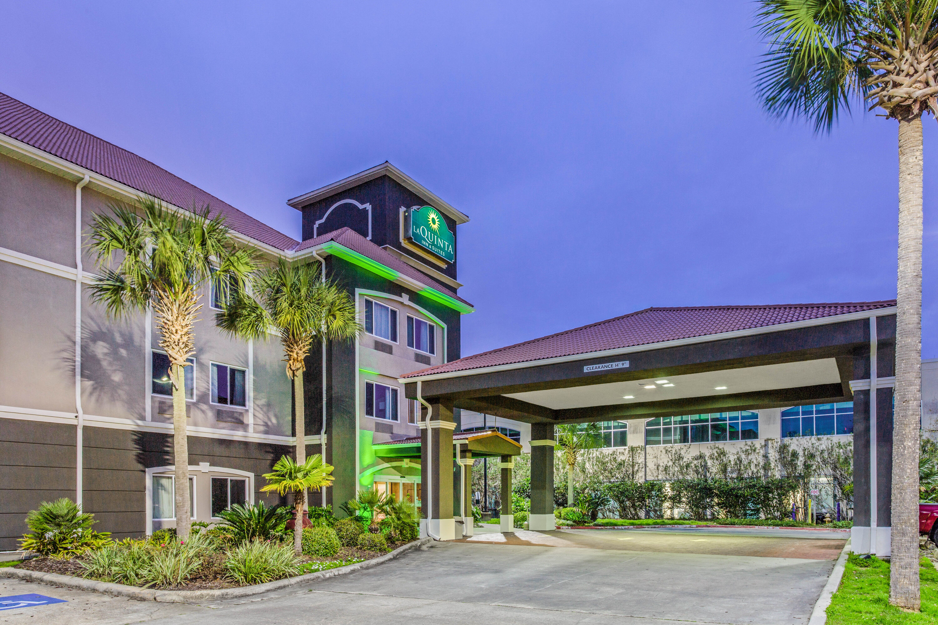 Exterior Dusk Image of La Quinta Inn & Suites by Wyndham Biloxi hotel in Biloxi, Mississippi