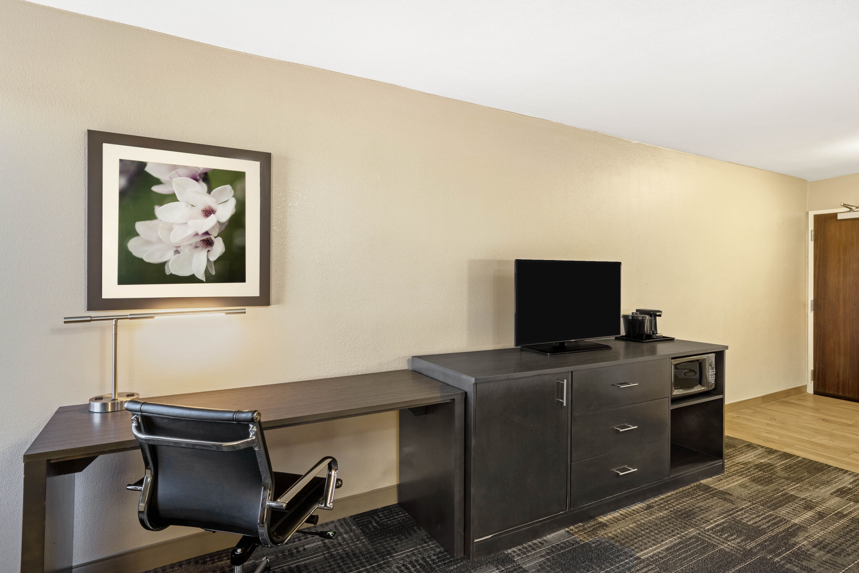 Guest room feature at the La Quinta Inn & Suites by Wyndham Columbus MS in Columbus, Mississippi