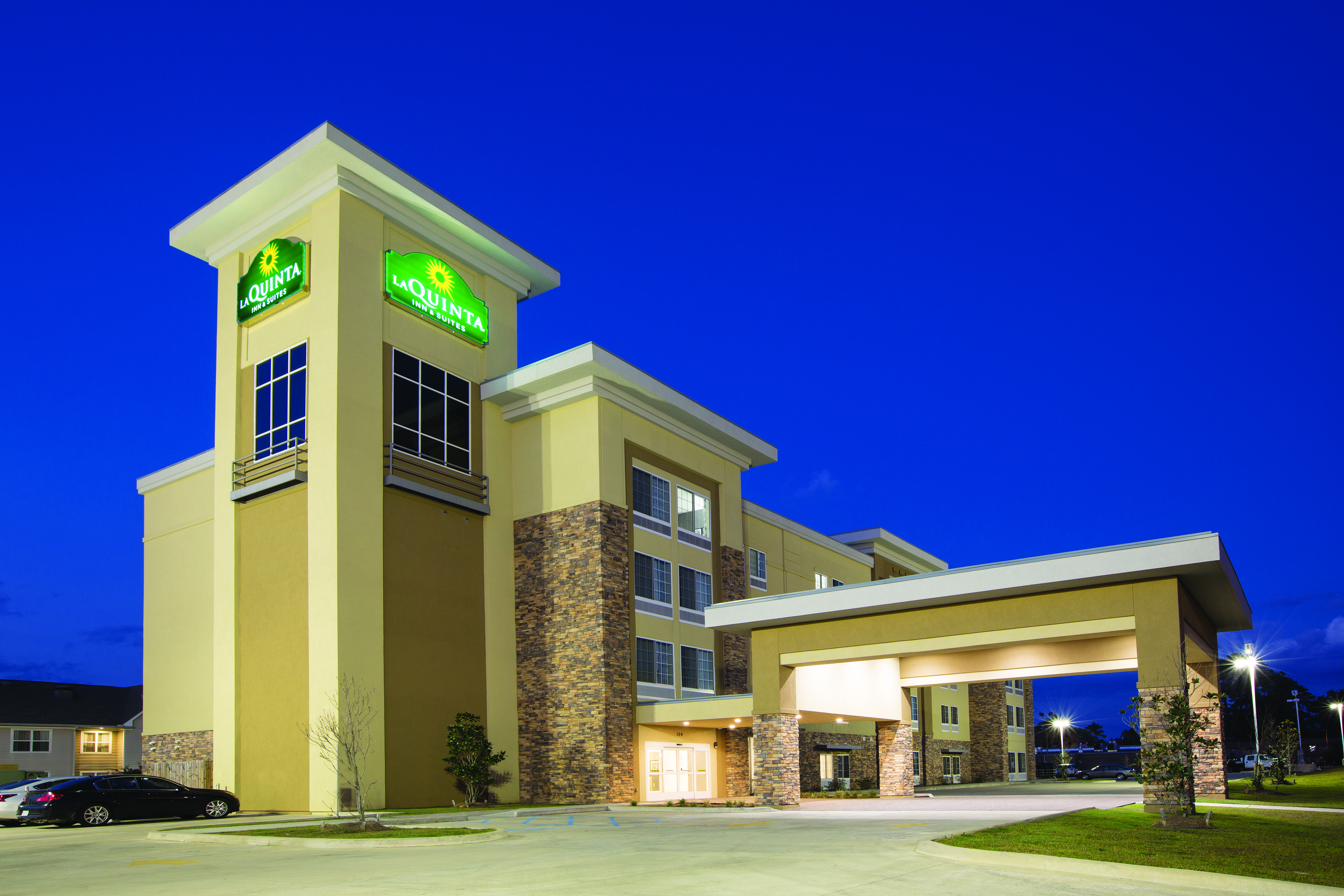 Exterior of La Quinta Inn & Suites by Wyndham Hattiesburg - I-59 hotel in Hattiesburg, Mississippi