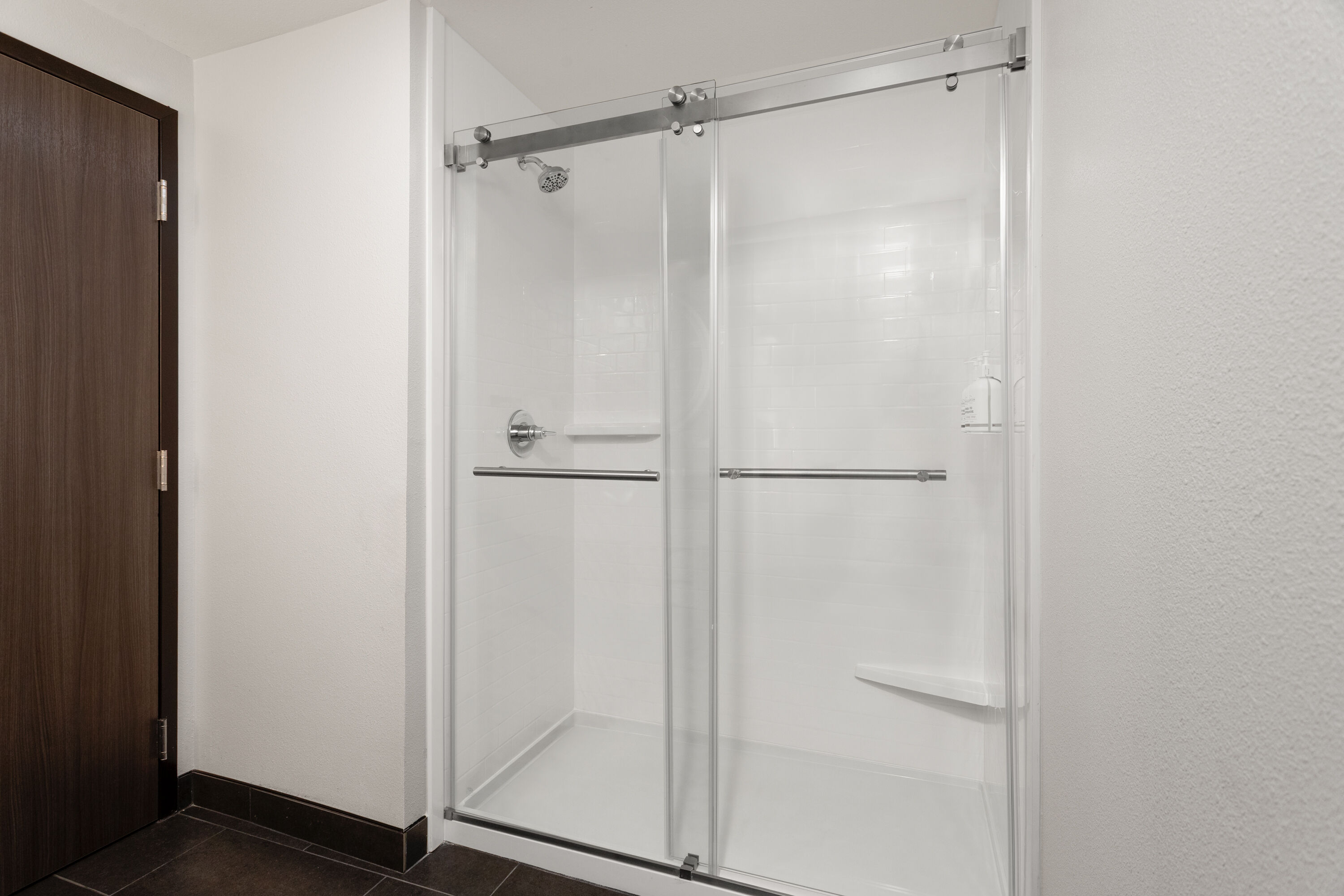 Guest room bath at the La Quinta Inn & Suites by Wyndham Olive Branch in Olive Branch, Mississippi