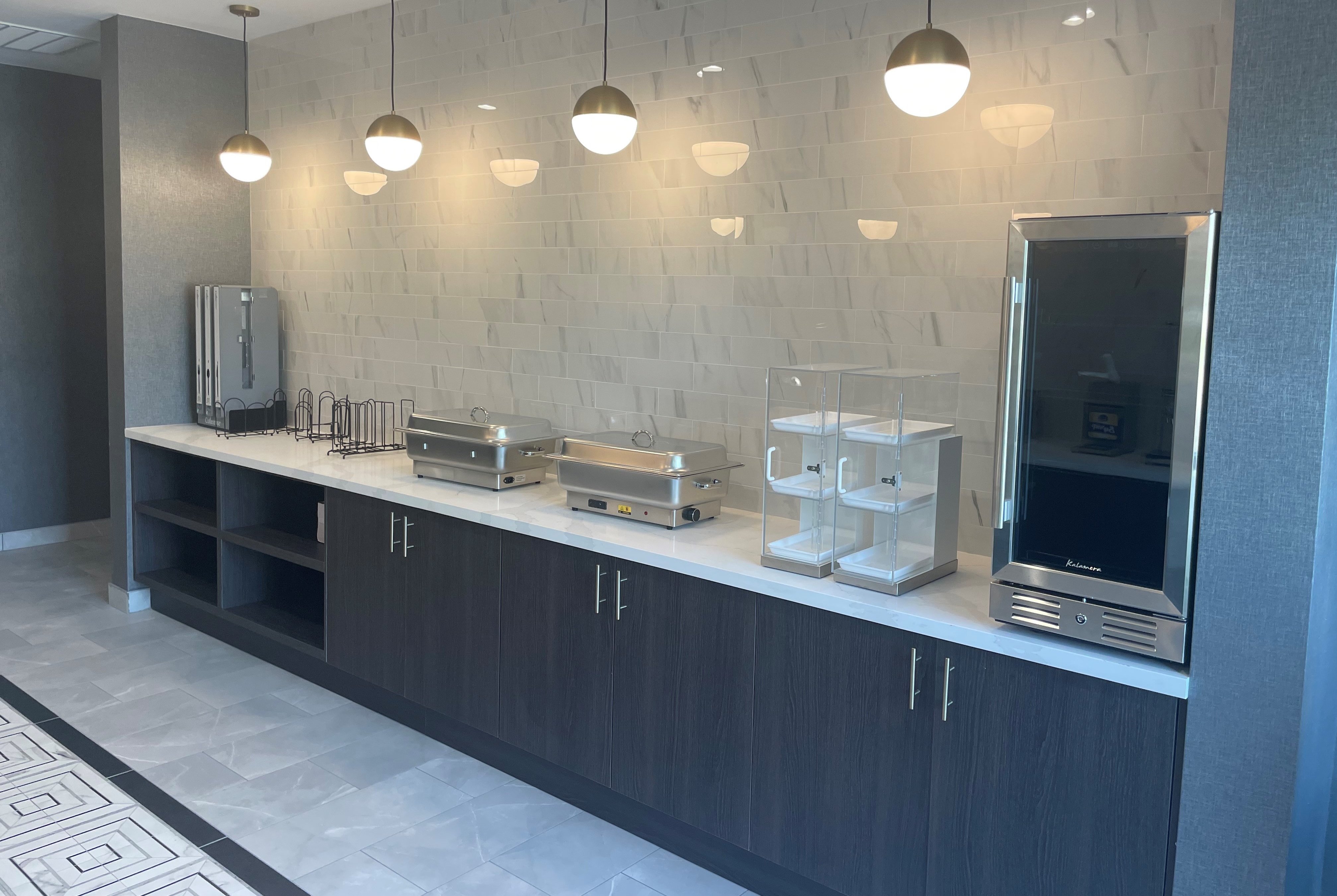 La Quinta Inn & Suites by Wyndham Olive Branch restaurant breakfast area with seating in Olive Branch, Mississippi