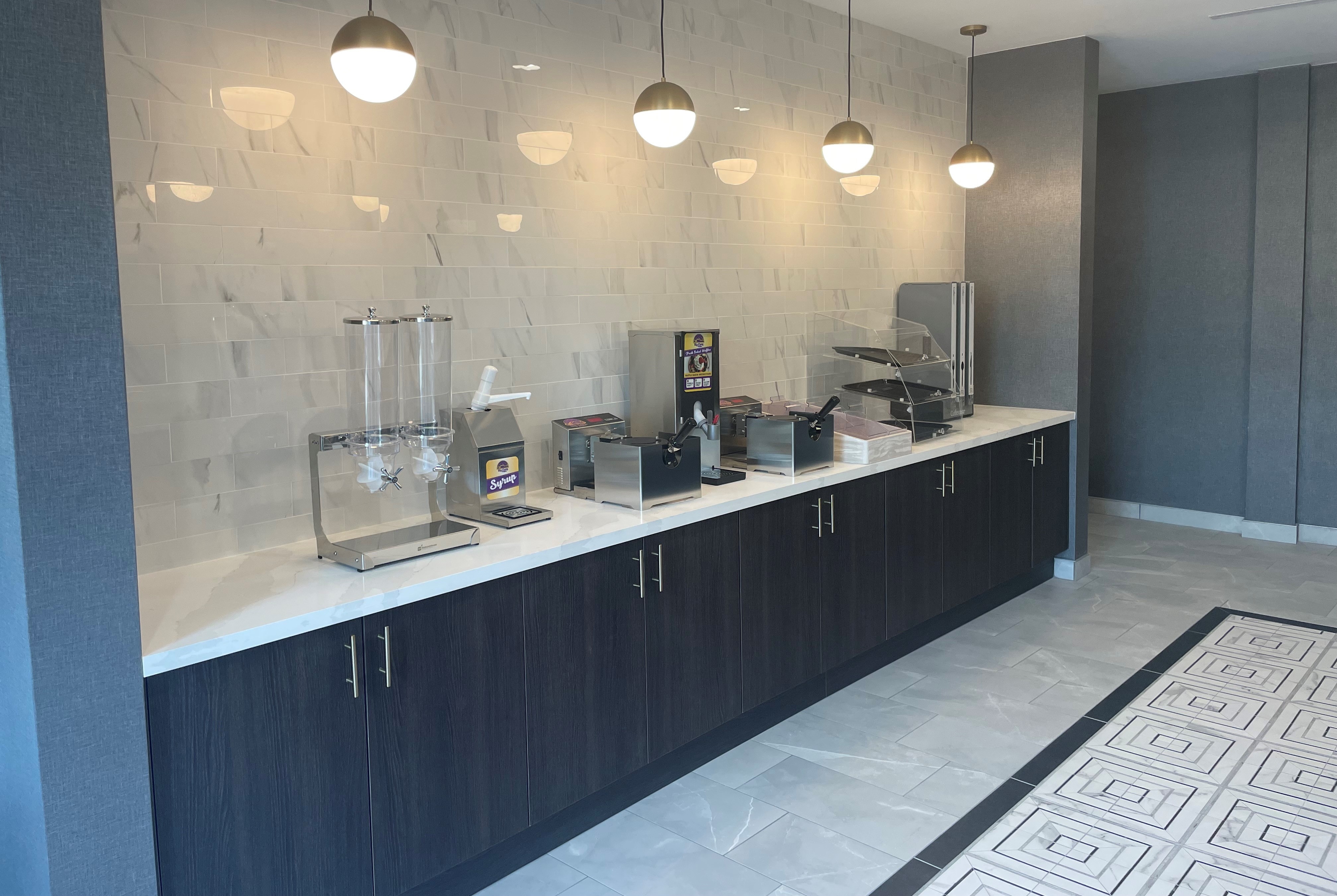 La Quinta Inn & Suites by Wyndham Olive Branch restaurant breakfast area with seating in Olive Branch, Mississippi