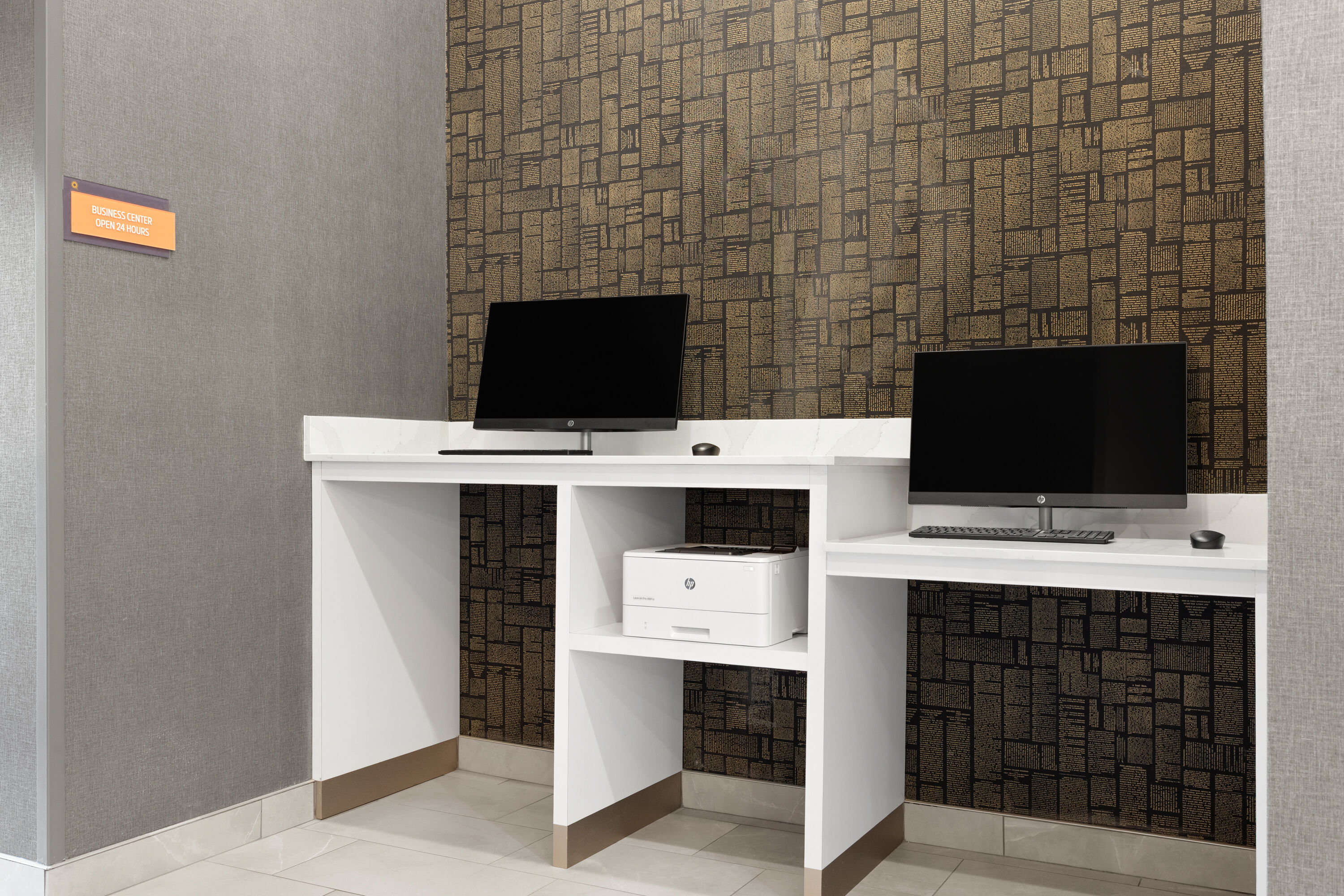 La Quinta Inn & Suites by Wyndham Olive Branch business center in Olive Branch, Mississippi